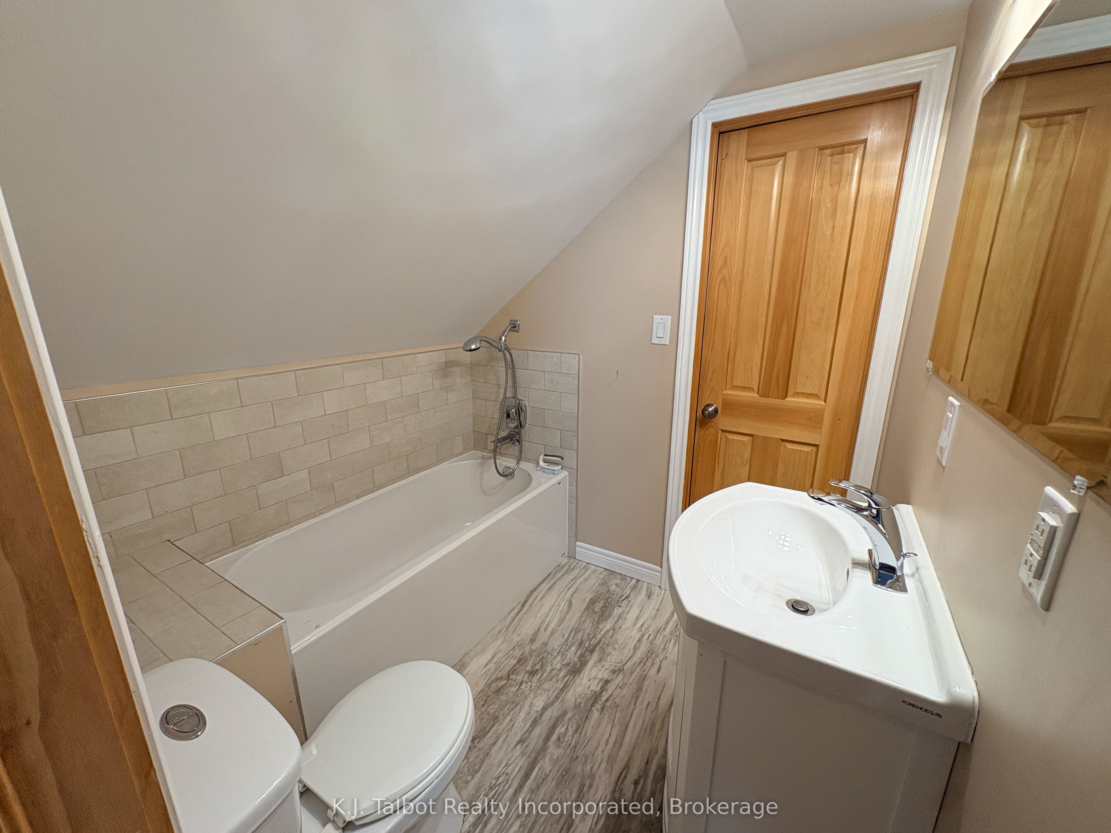 342 John Street Property Photo 24