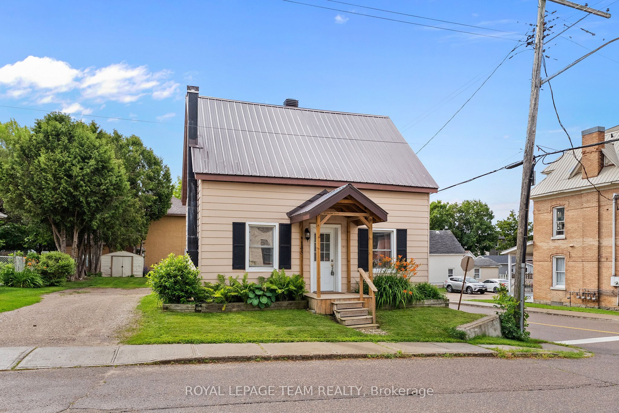 145 Munroe Avenue W