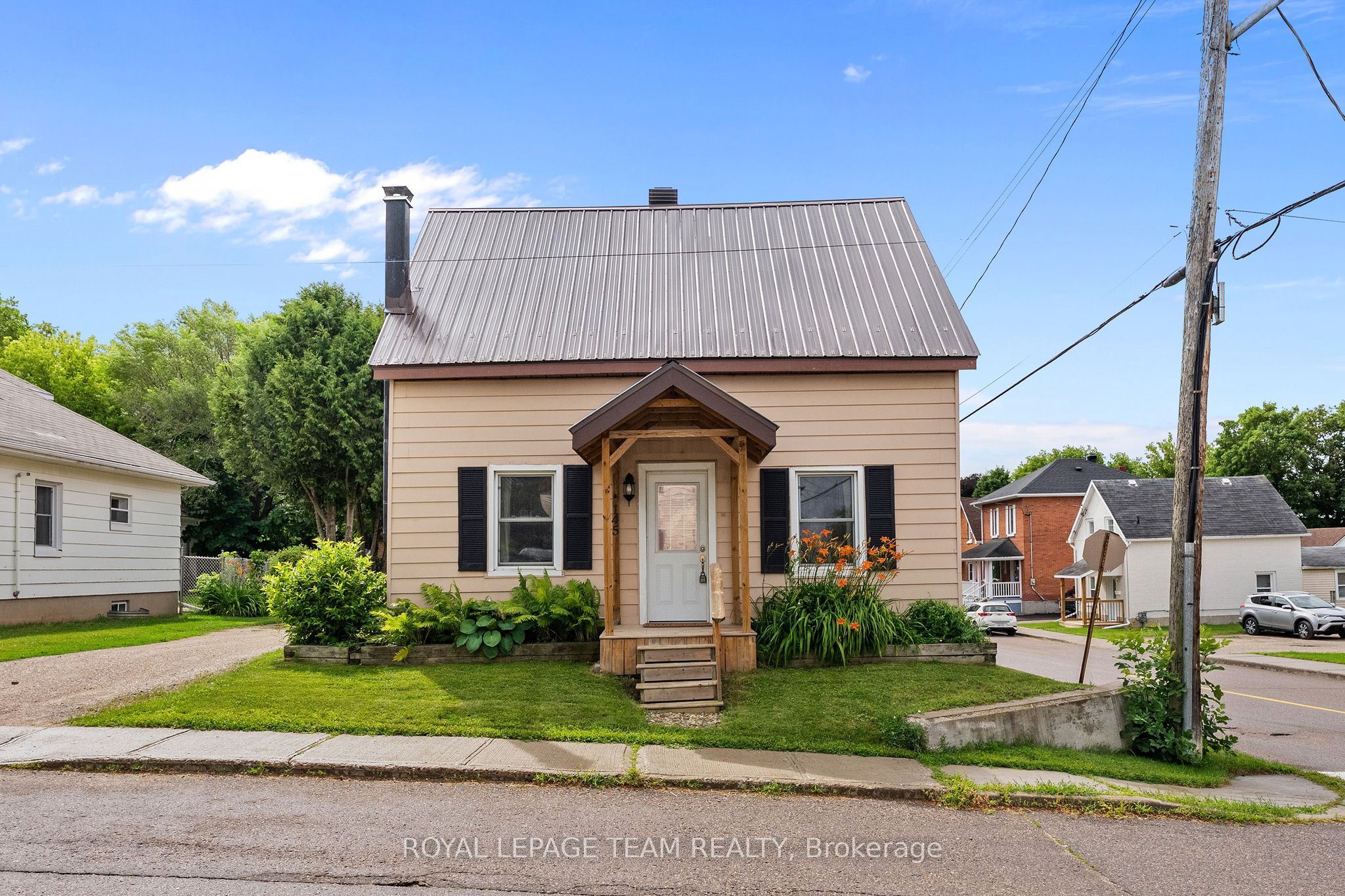 145 Munroe Avenue W Property Photo 3