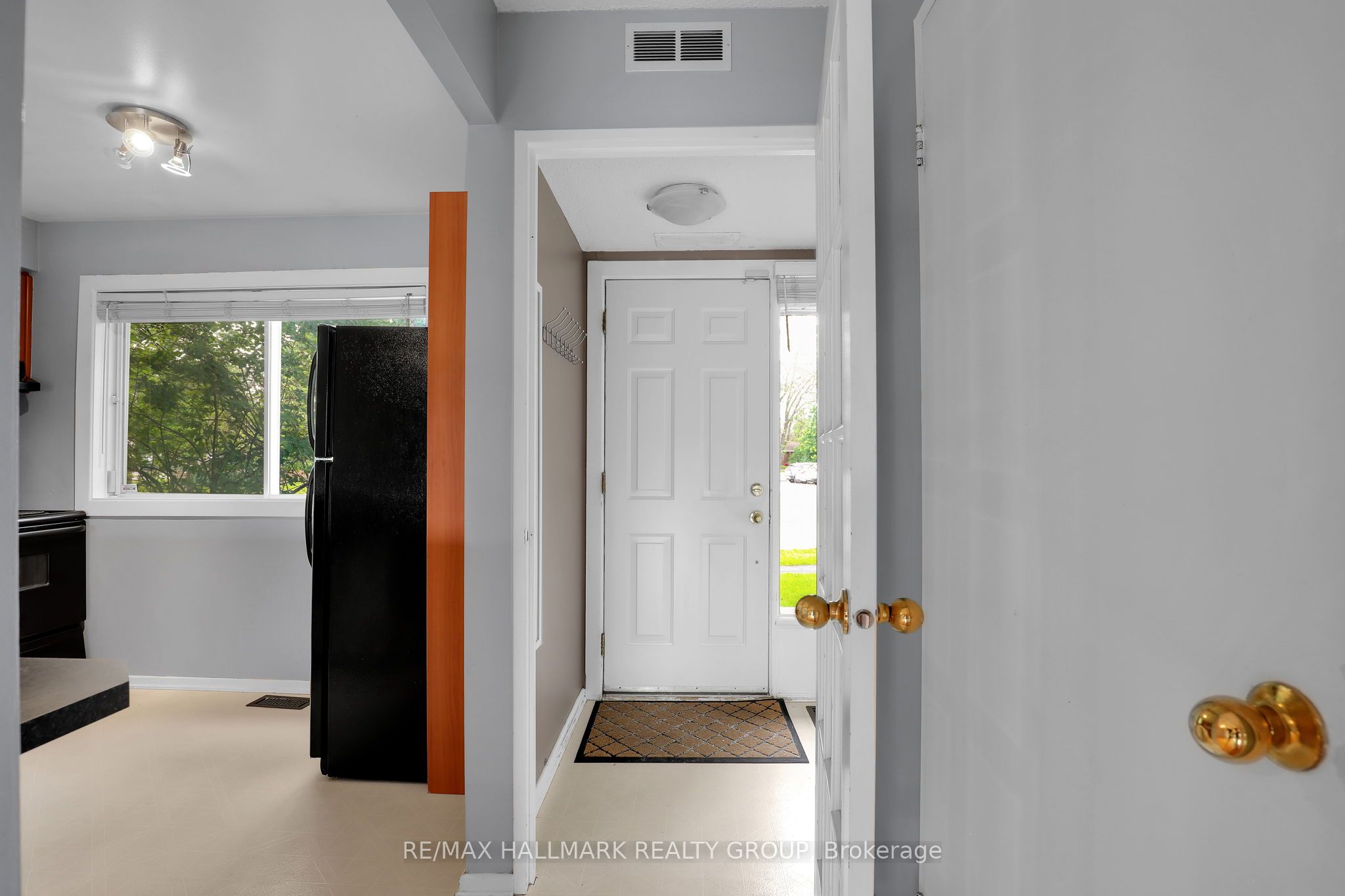 2912 Fairlea Crescent Property Photo 3