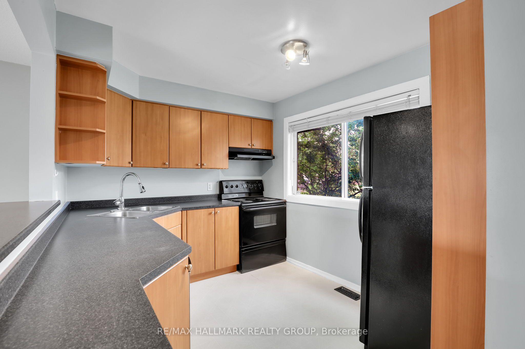2912 Fairlea Crescent Property Photo 4