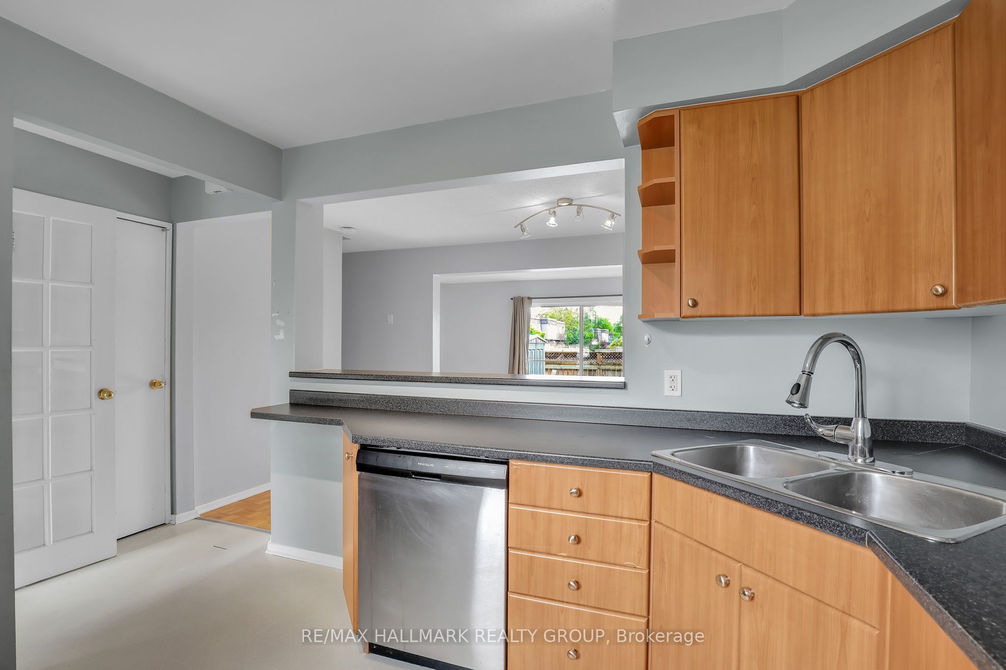 2912 Fairlea Crescent Property Photo 6