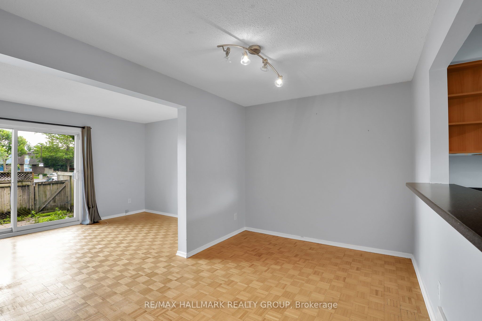 2912 Fairlea Crescent Property Photo 11