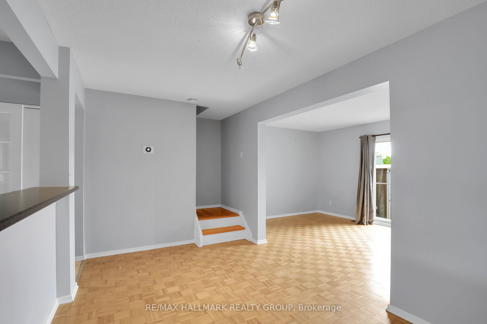 2912 Fairlea Crescent Property Photo 13