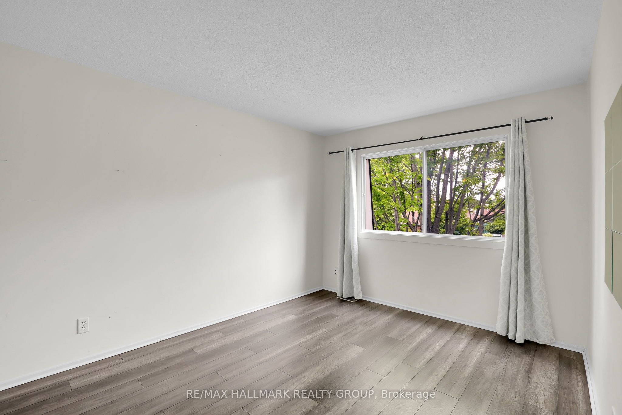 2912 Fairlea Crescent Property Photo 17