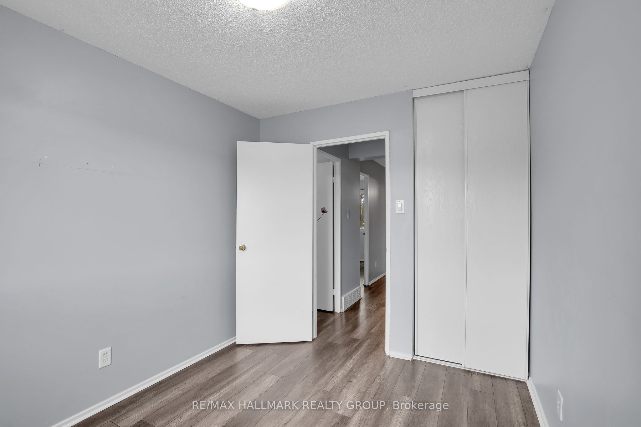 2912 Fairlea Crescent Property Photo 27