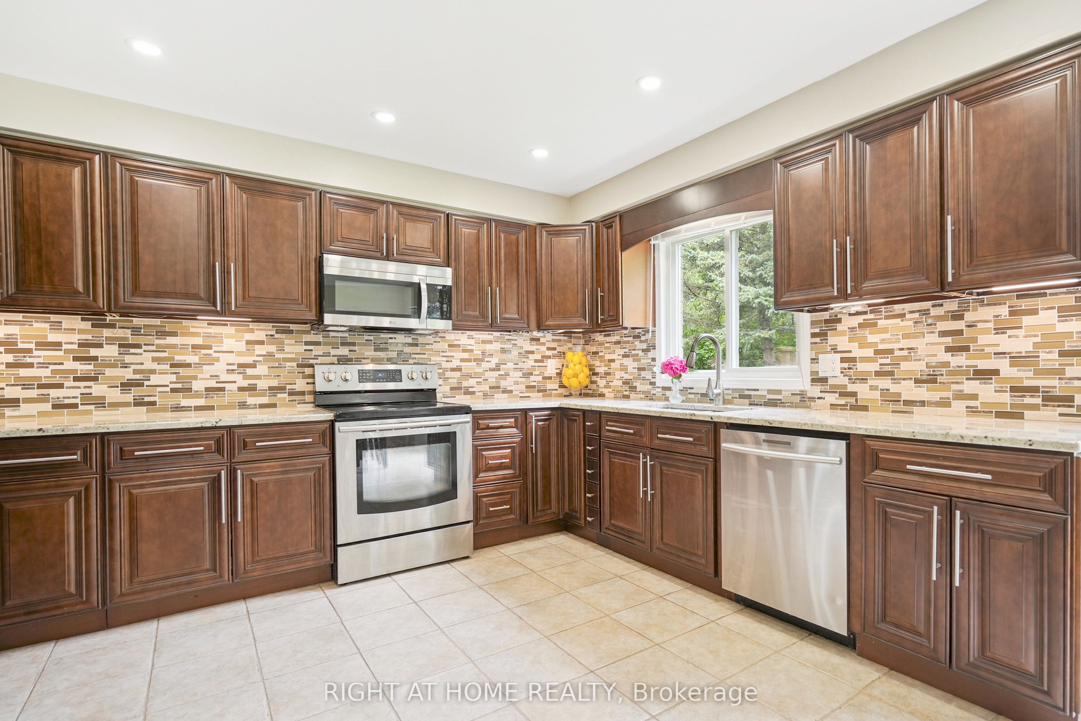 309 Amberly Boulevard Property Photo 7