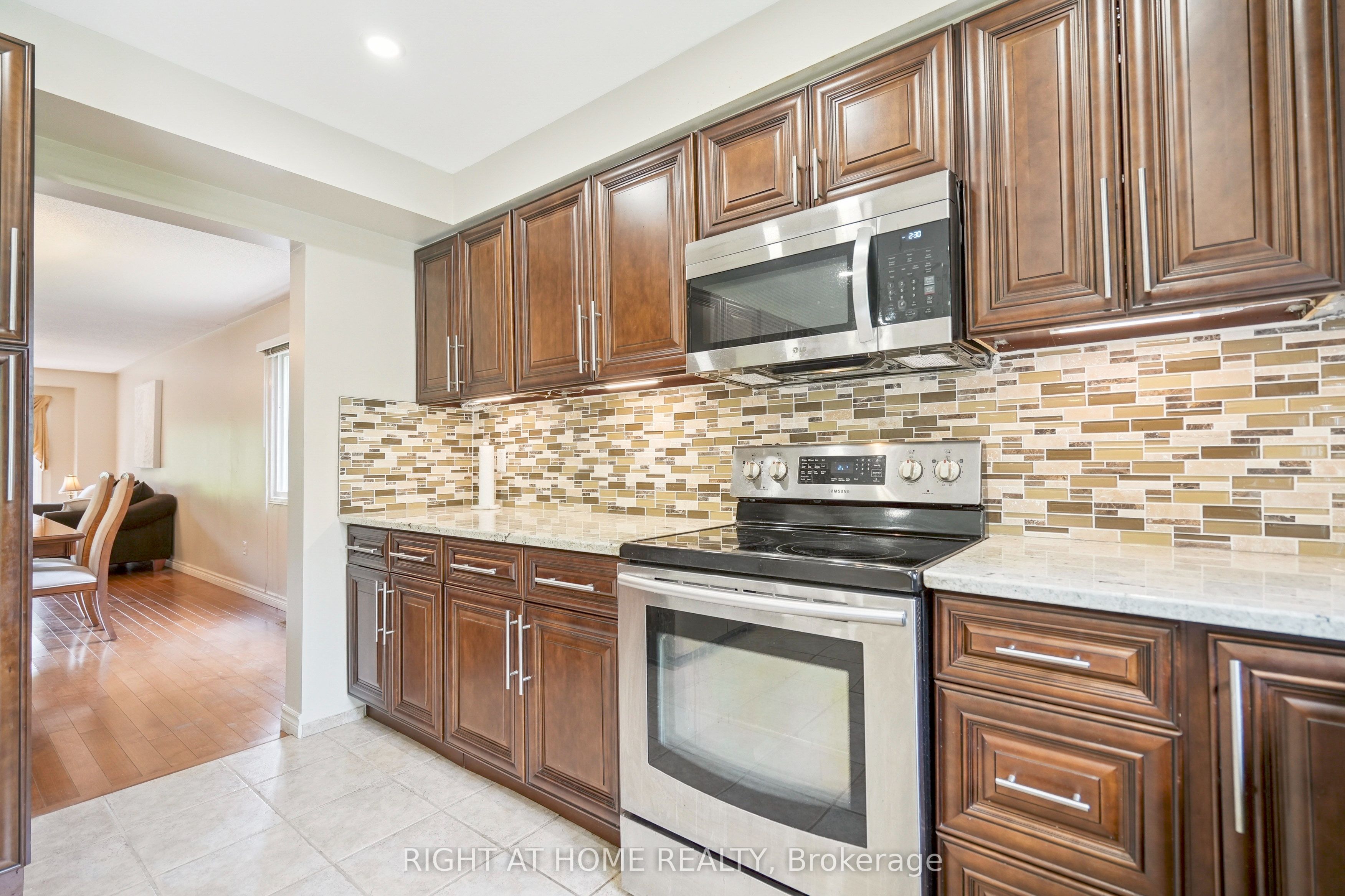 309 Amberly Boulevard Property Photo 8