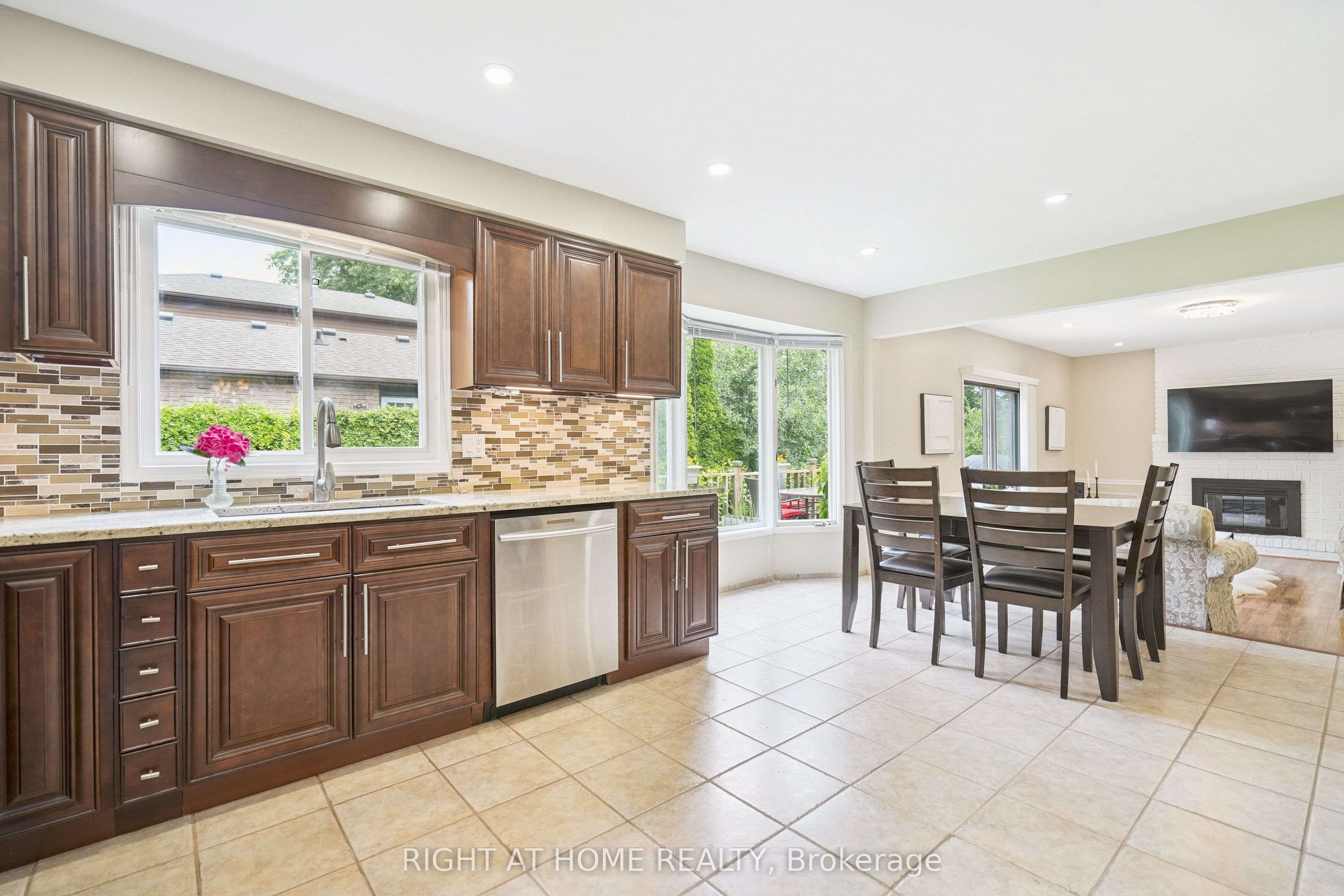 309 Amberly Boulevard Property Photo 10