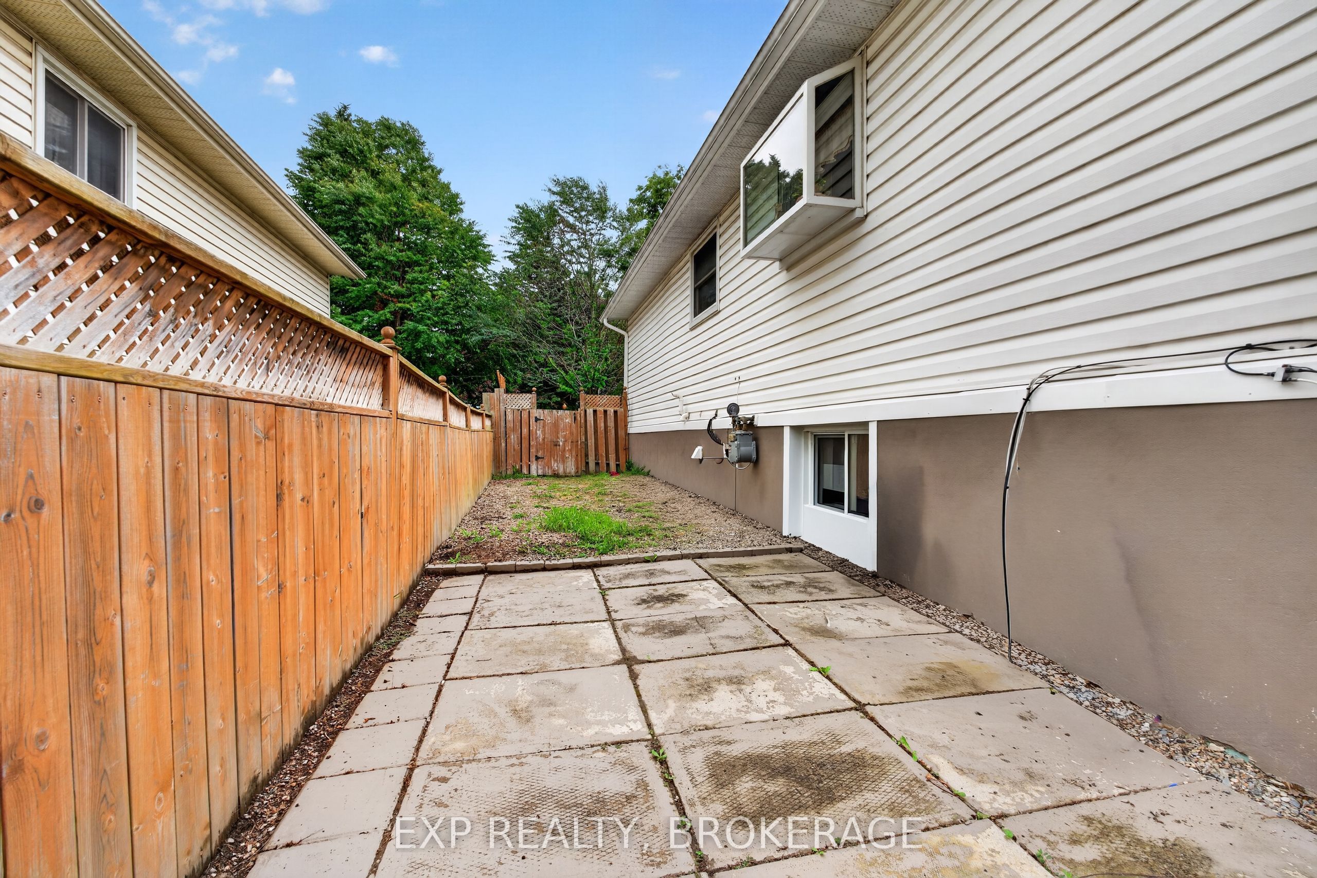 885 Larchwood Crescent Property Photo 27