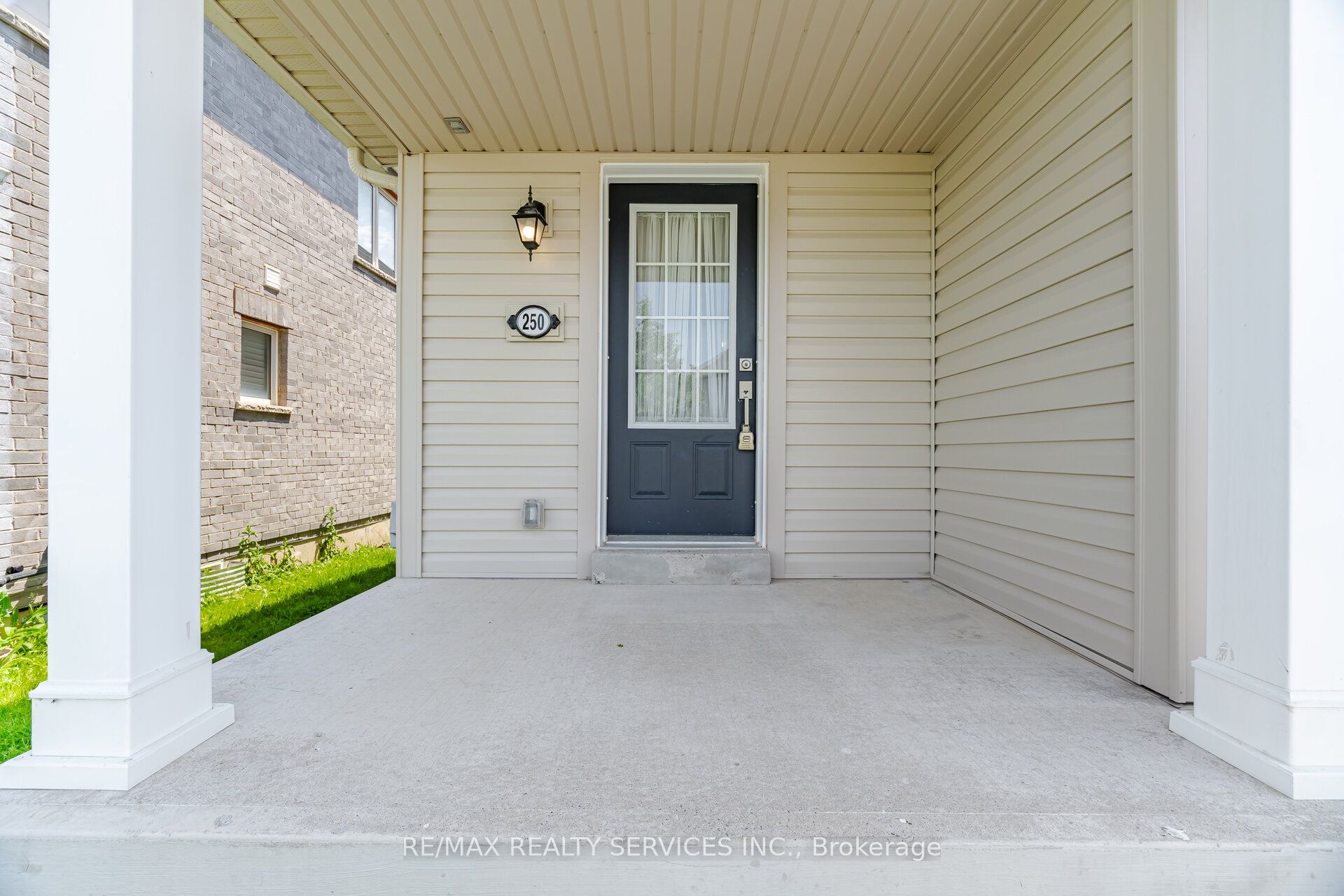 250 Esther Crescent Property Photo 2