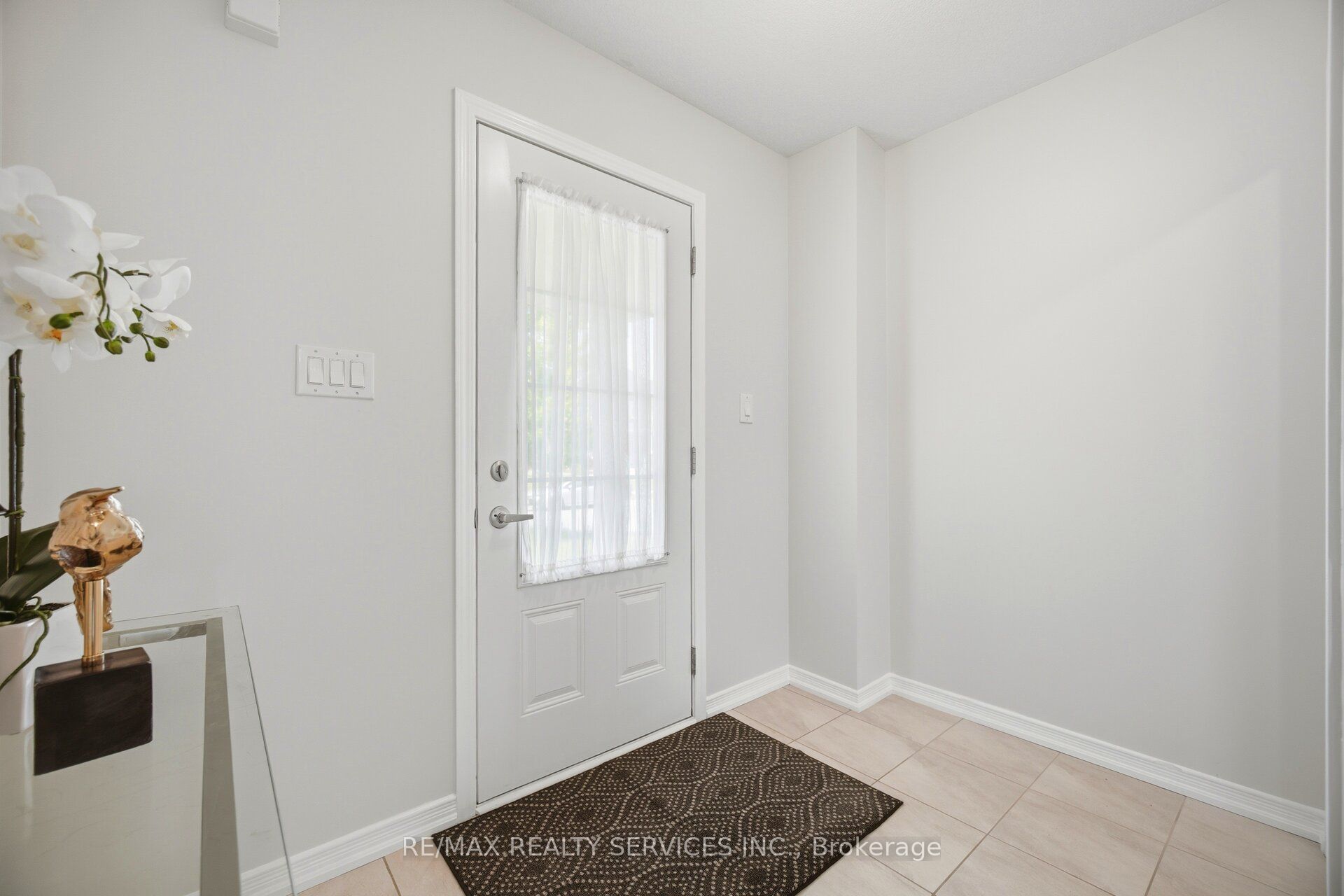 250 Esther Crescent Property Photo 3
