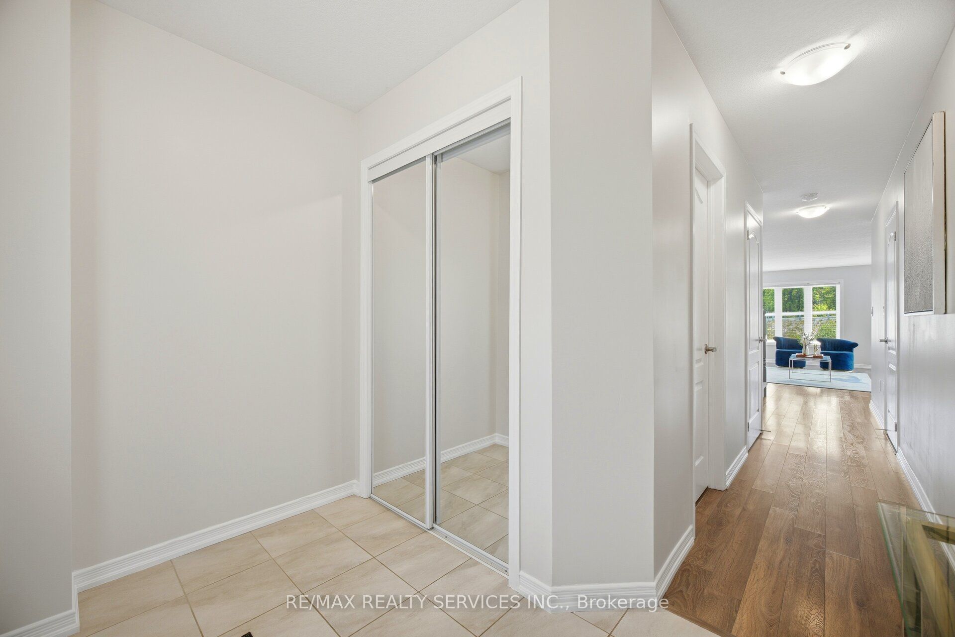250 Esther Crescent Property Photo 4