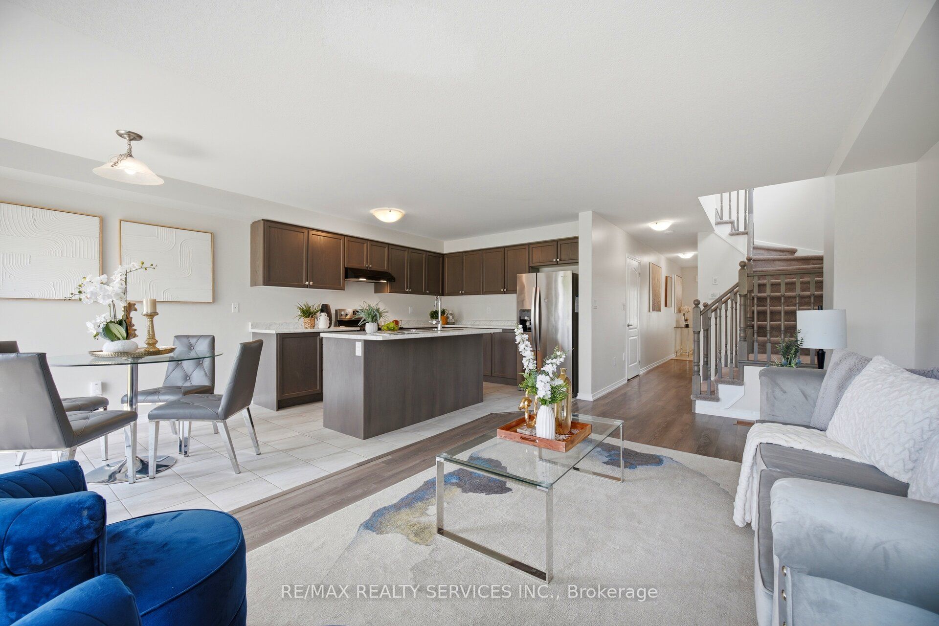 250 Esther Crescent Property Photo 8