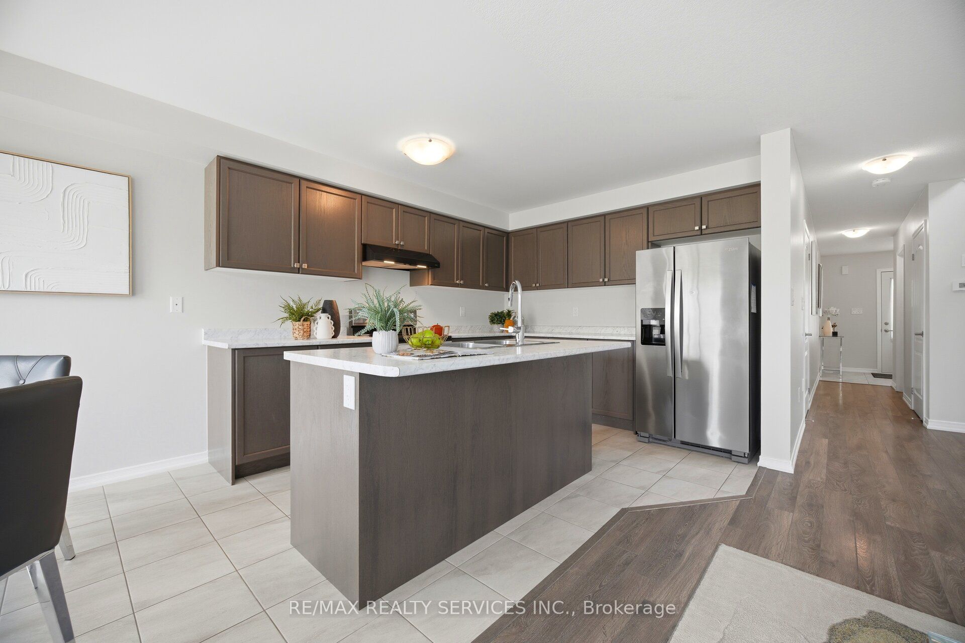 250 Esther Crescent Property Photo 9