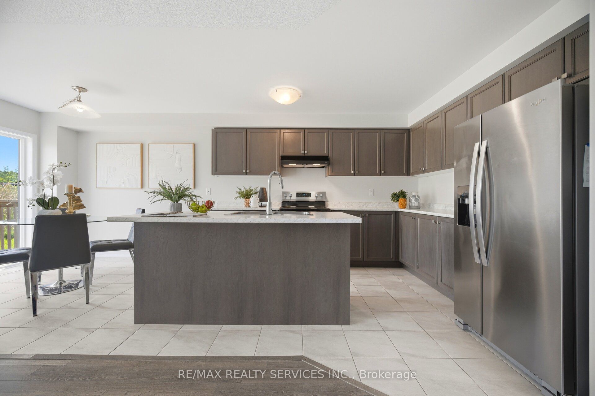 250 Esther Crescent Property Photo 10