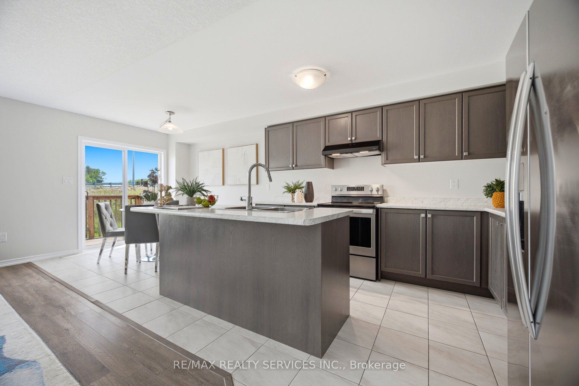 250 Esther Crescent Property Photo 11