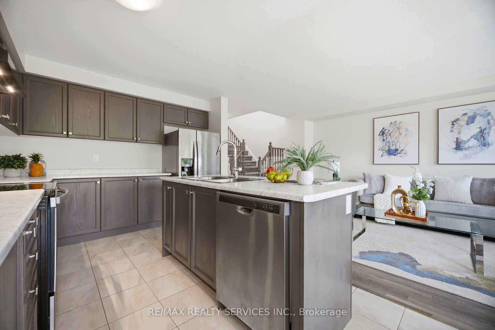 250 Esther Crescent Property Photo 12