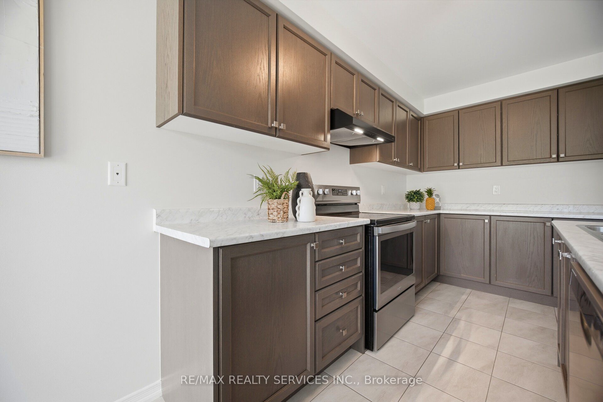250 Esther Crescent Property Photo 13