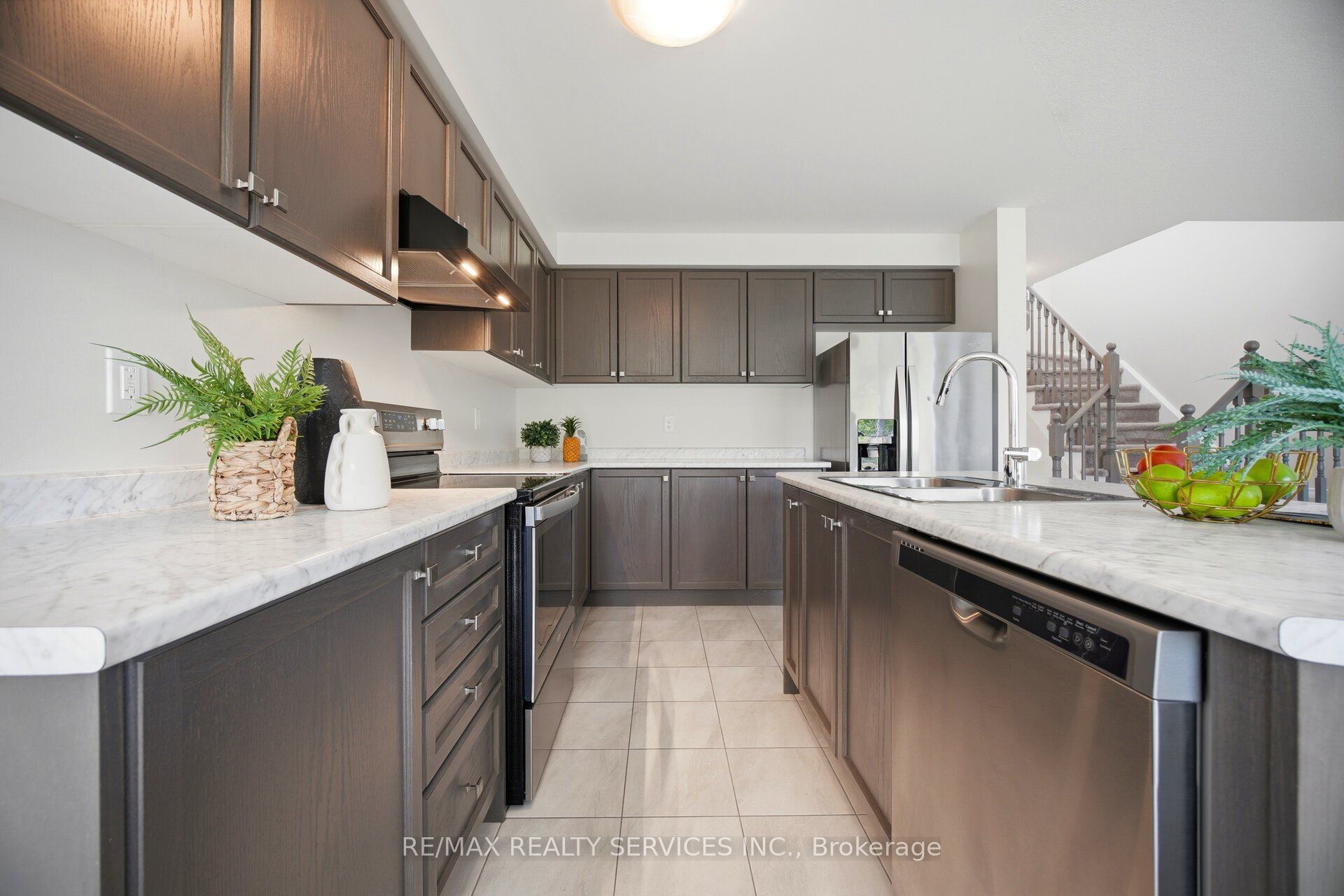 250 Esther Crescent Property Photo 14