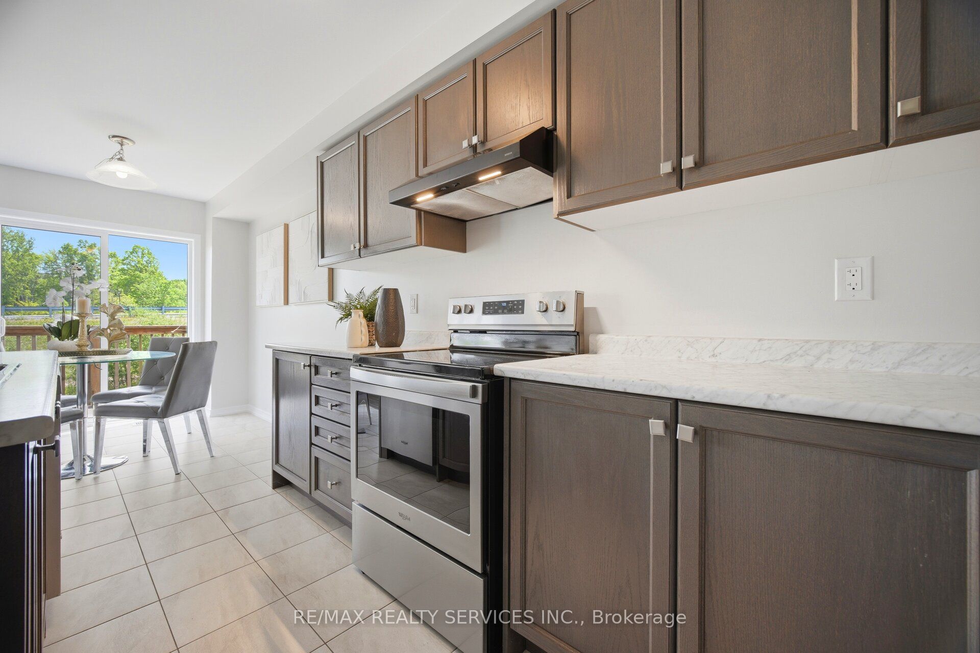 250 Esther Crescent Property Photo 15