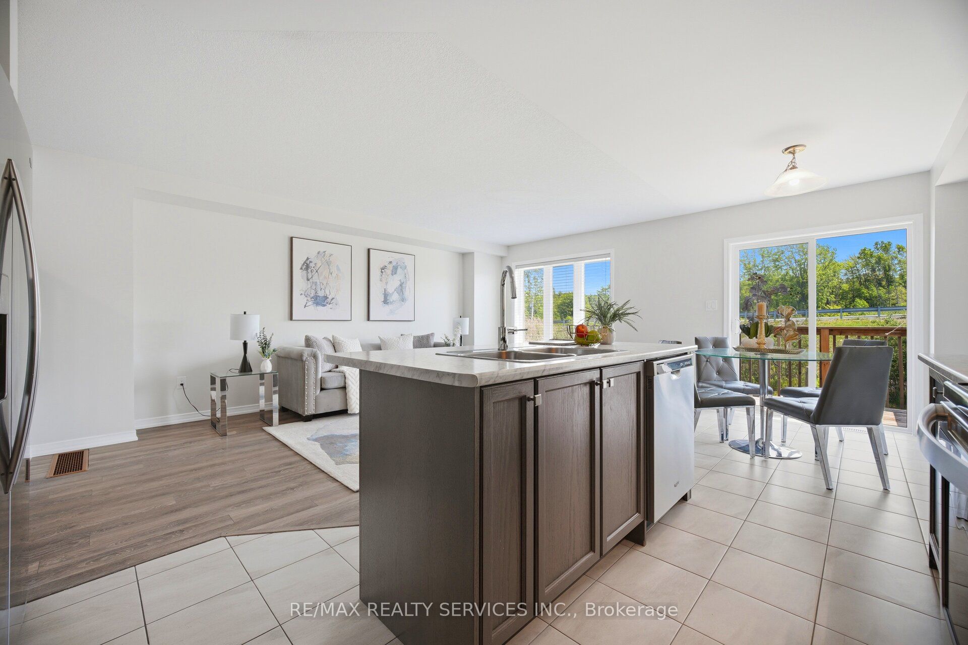 250 Esther Crescent Property Photo 16