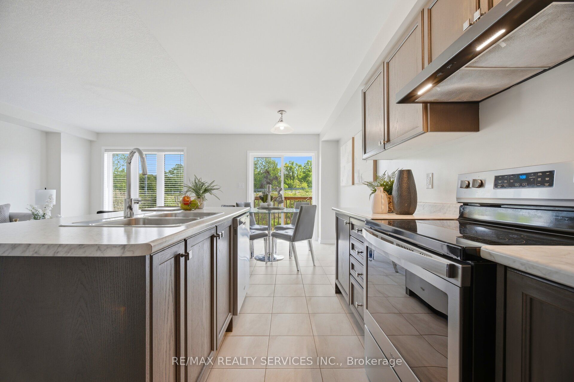 250 Esther Crescent Property Photo 17