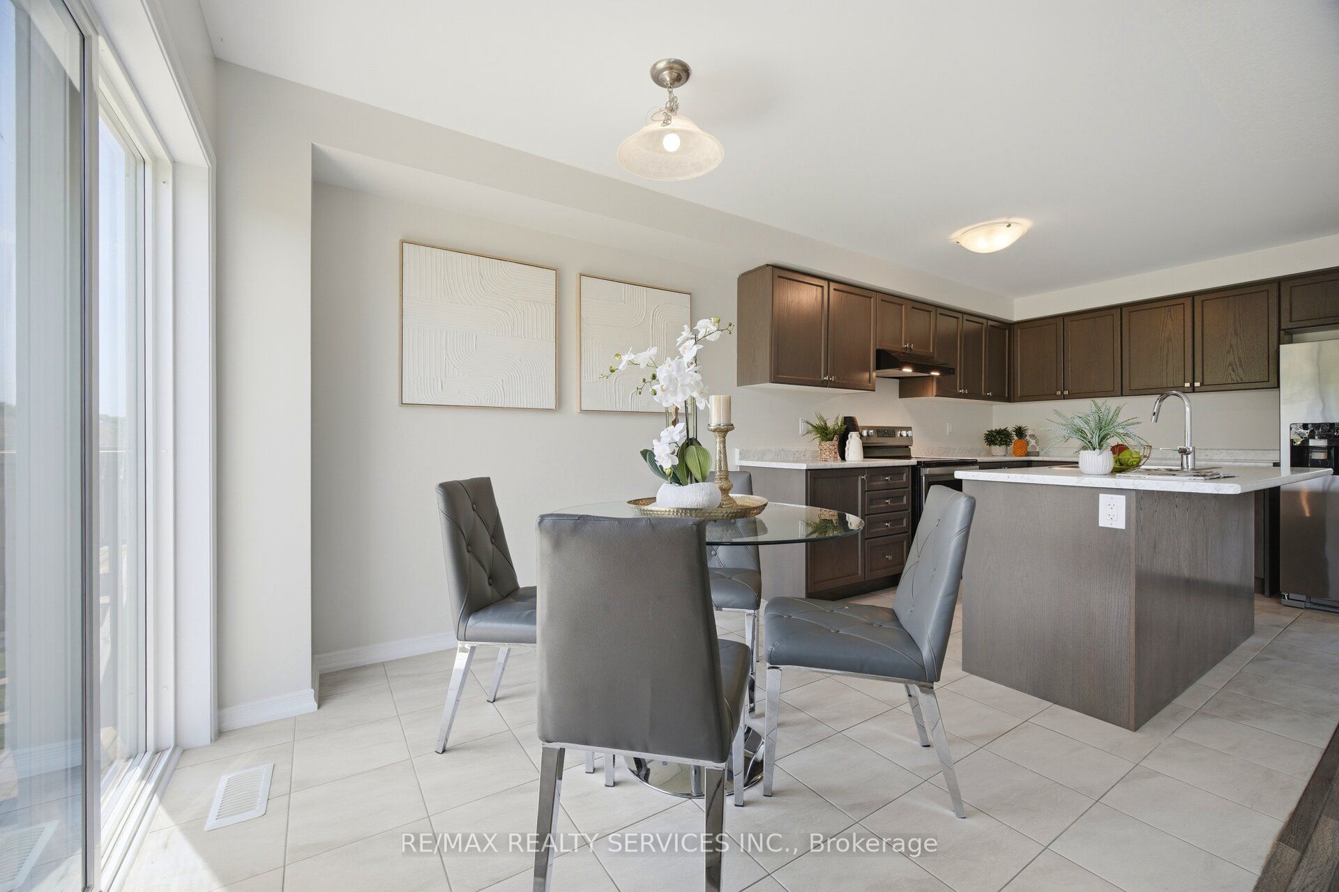 250 Esther Crescent Property Photo 18