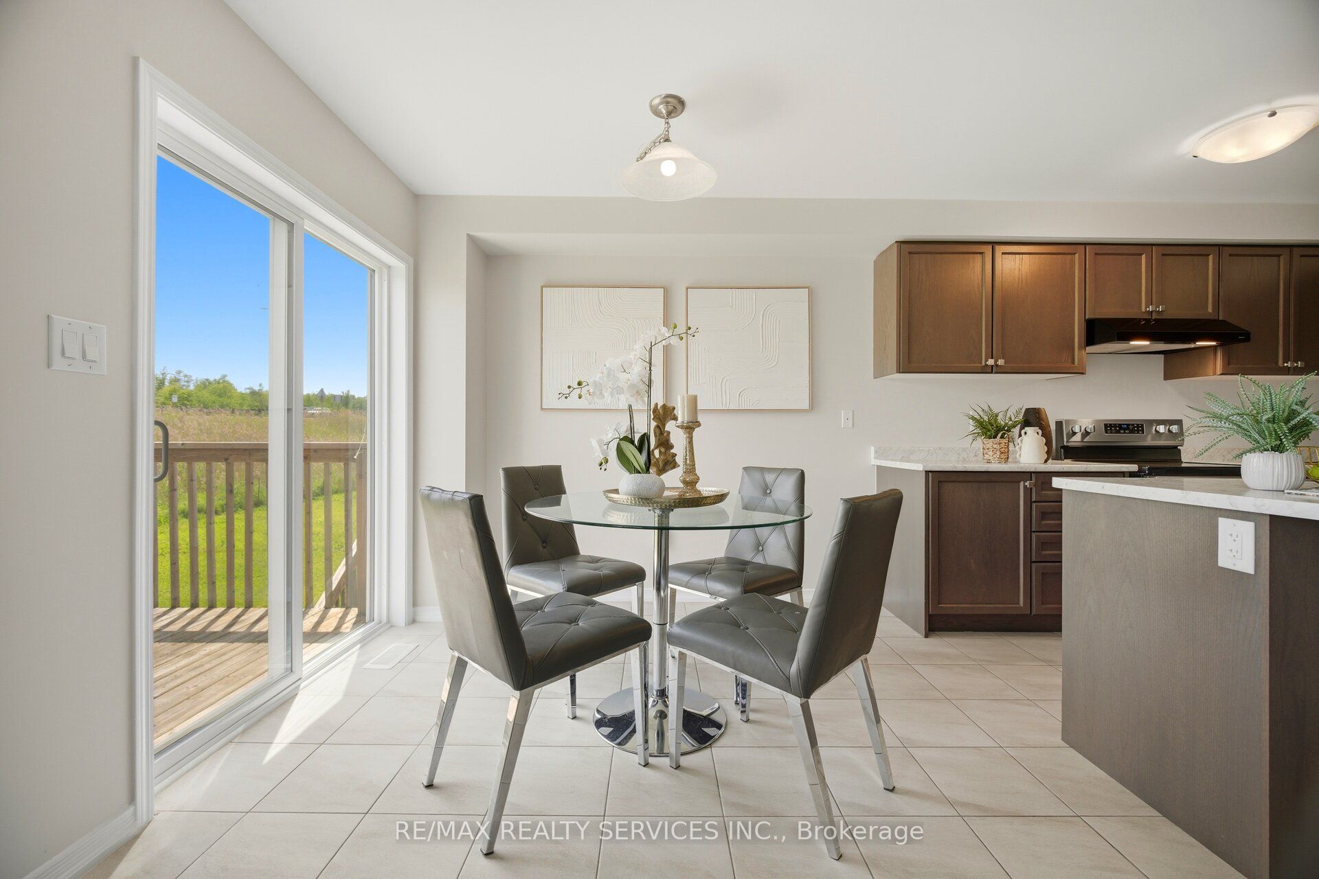 250 Esther Crescent Property Photo 19