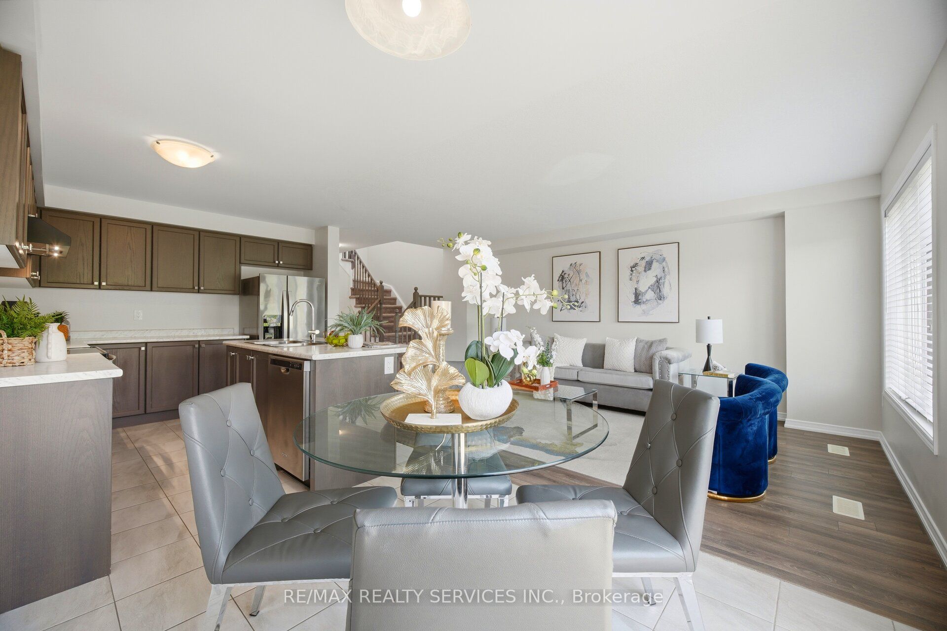 250 Esther Crescent Property Photo 20