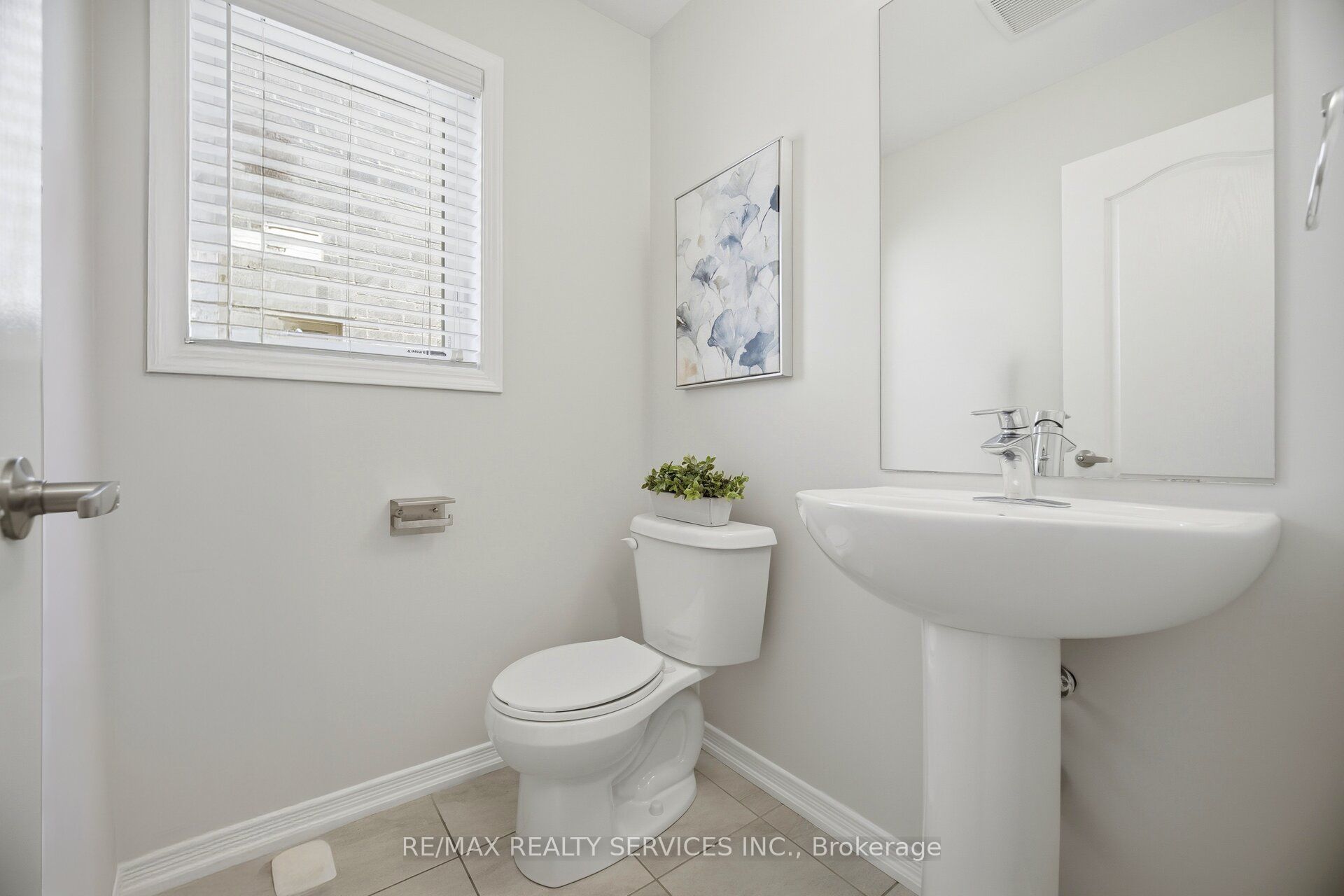 250 Esther Crescent Property Photo 21
