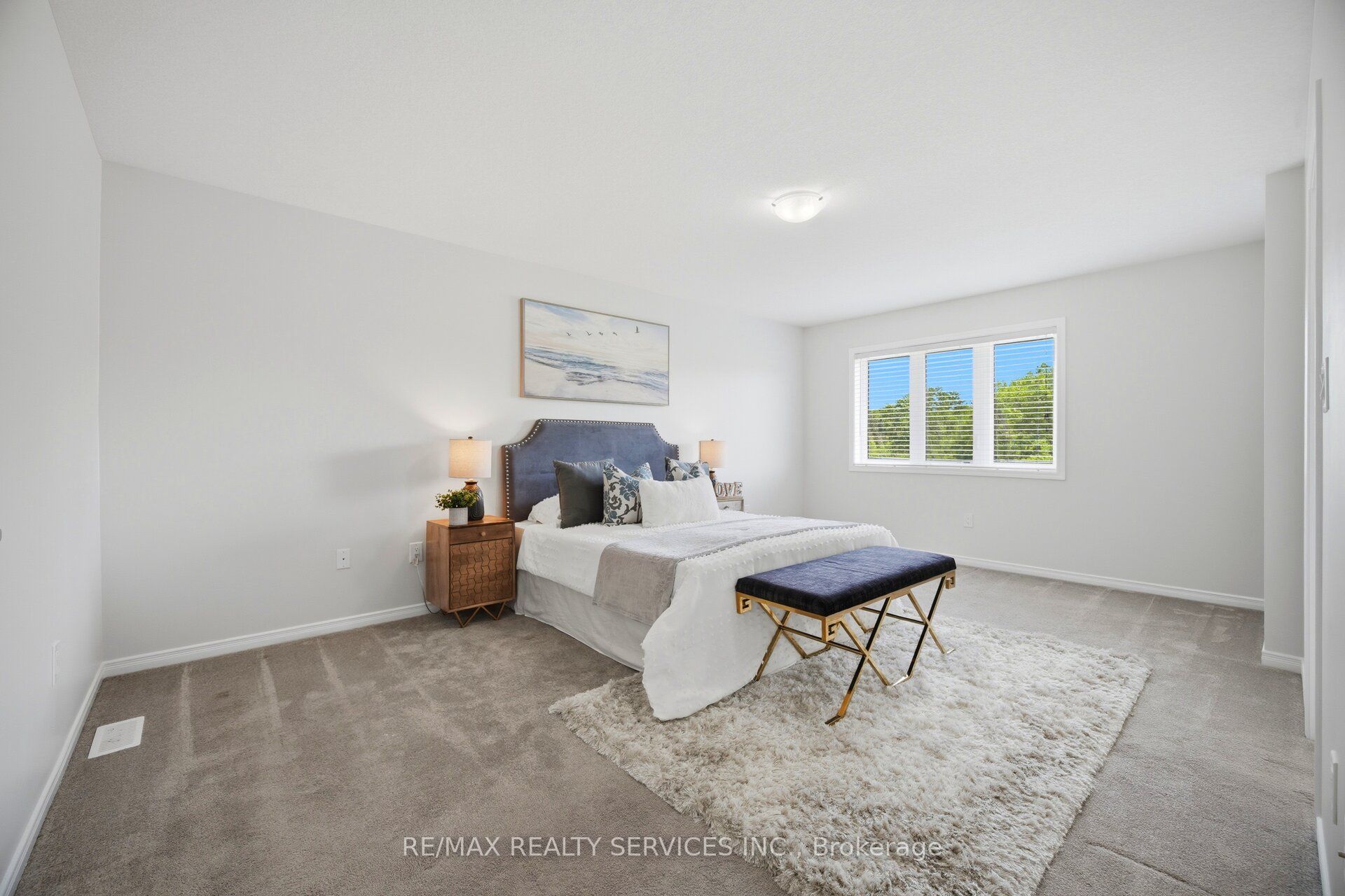 250 Esther Crescent Property Photo 24