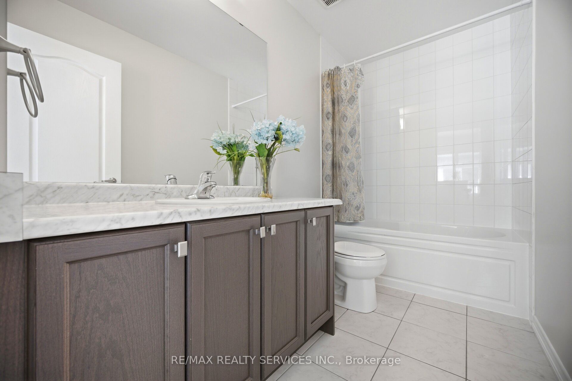 250 Esther Crescent Property Photo 28