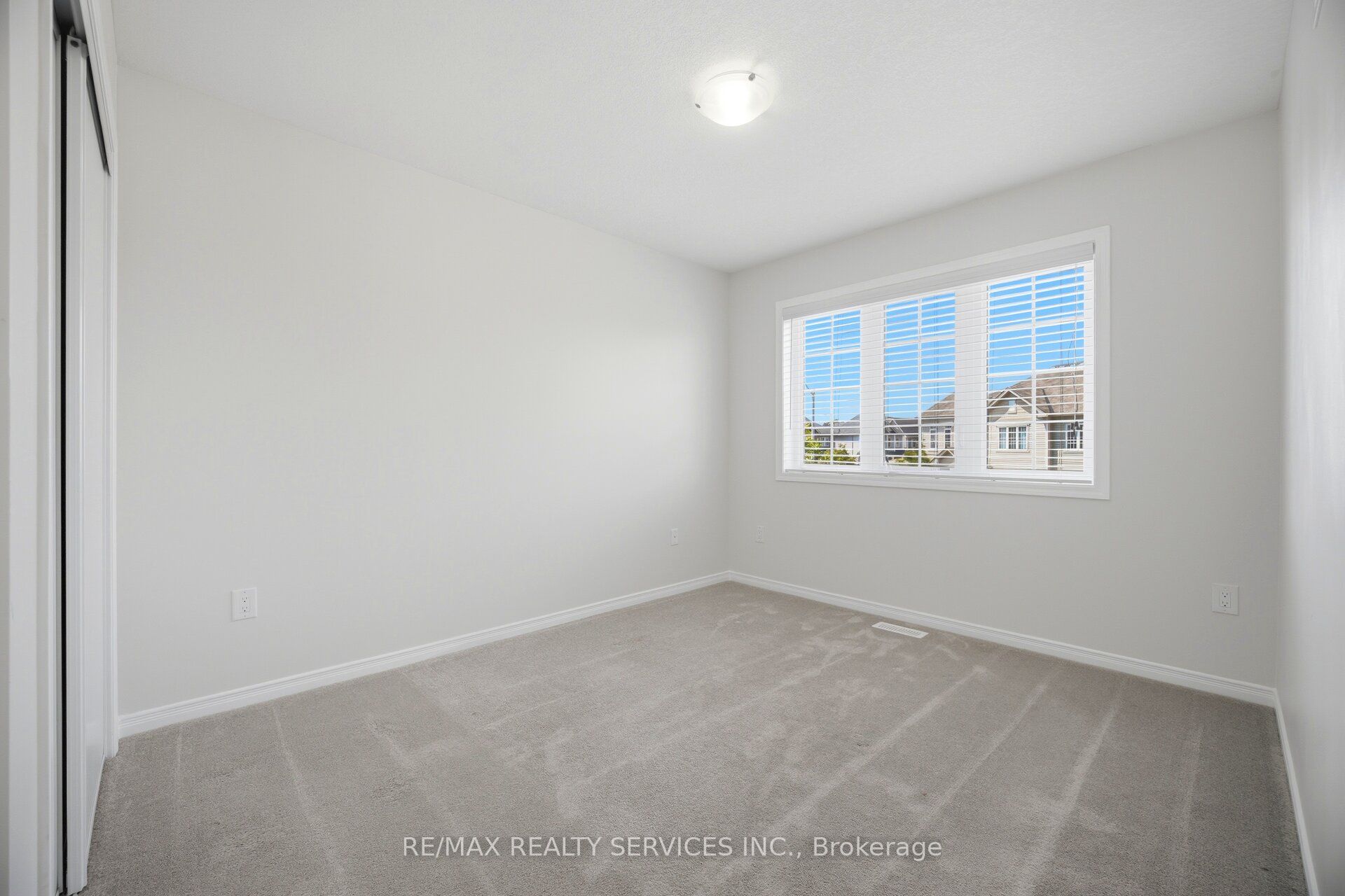 250 Esther Crescent Property Photo 31