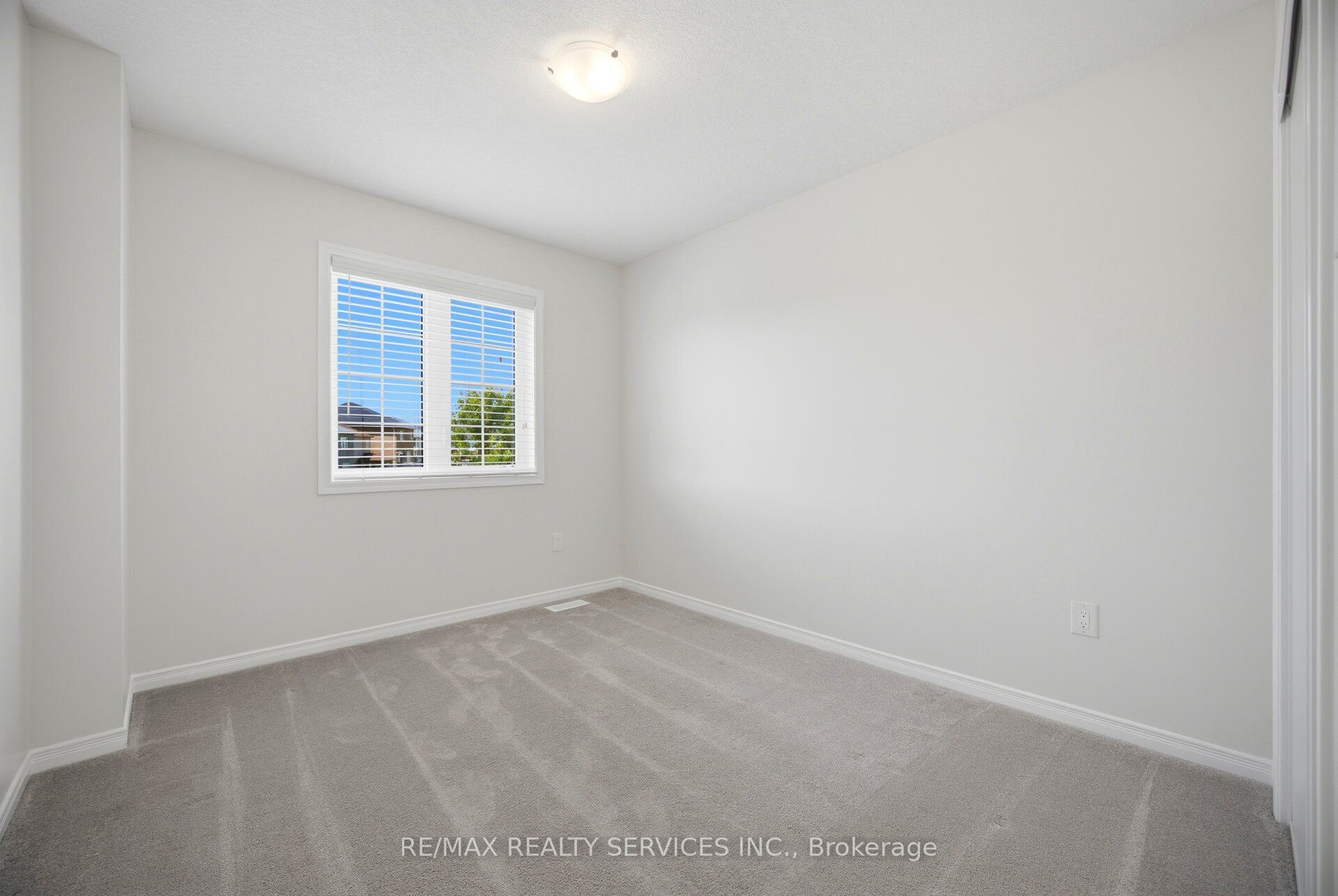 250 Esther Crescent Property Photo 33