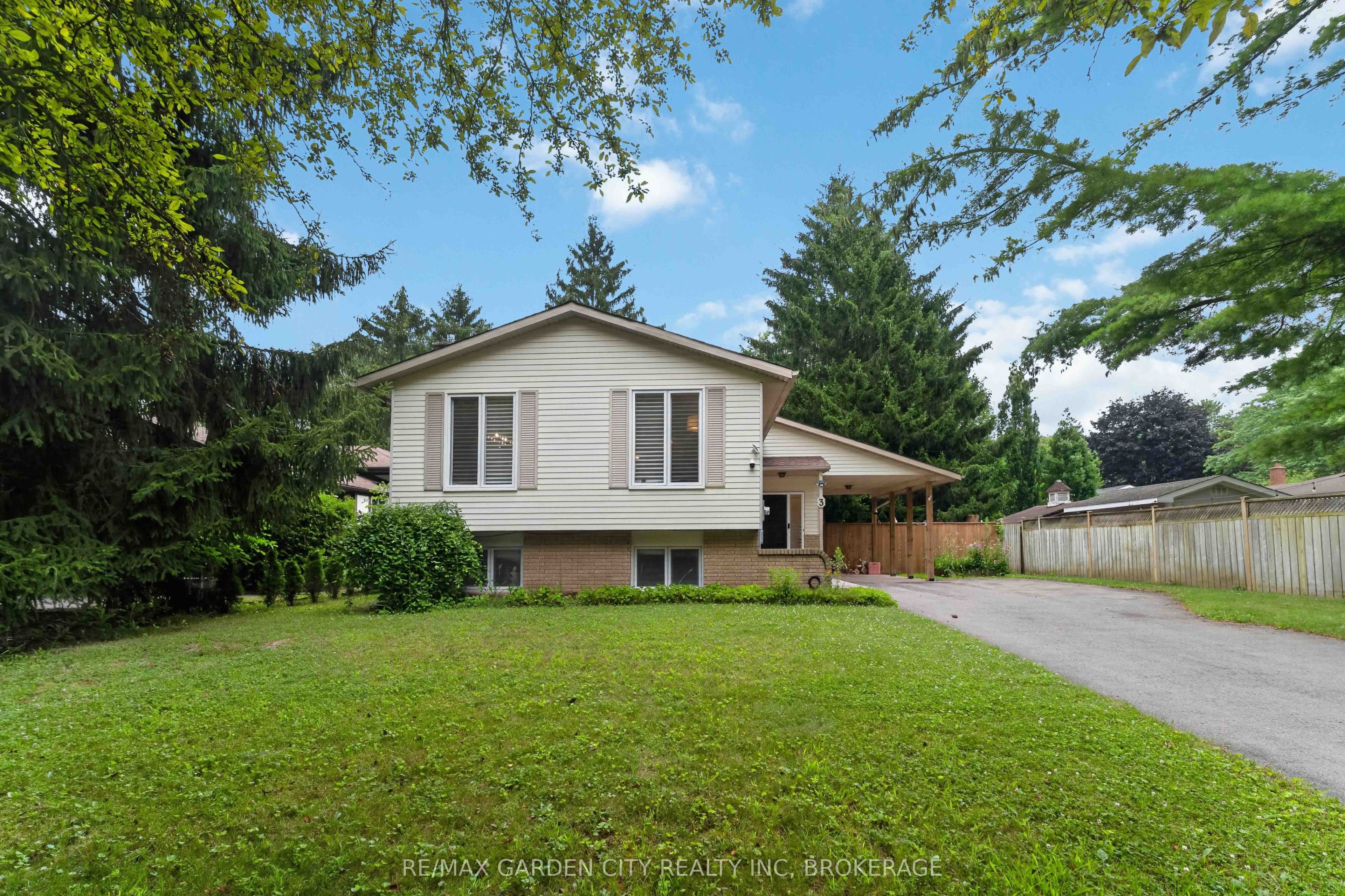 3 FALLINGBROOK Drive Property Photo 1
