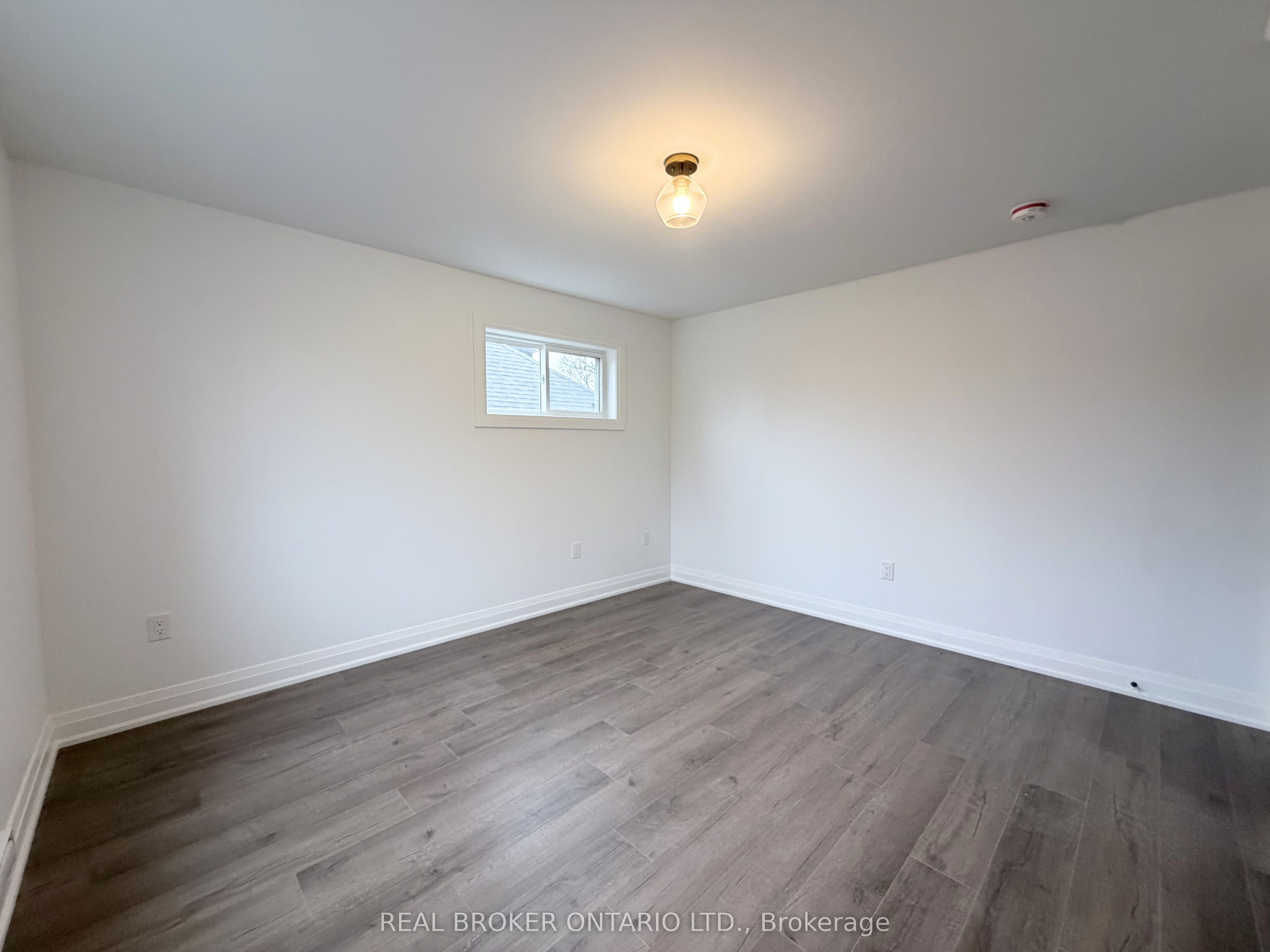 184 Ottawa Street S Upper Property Photo 12