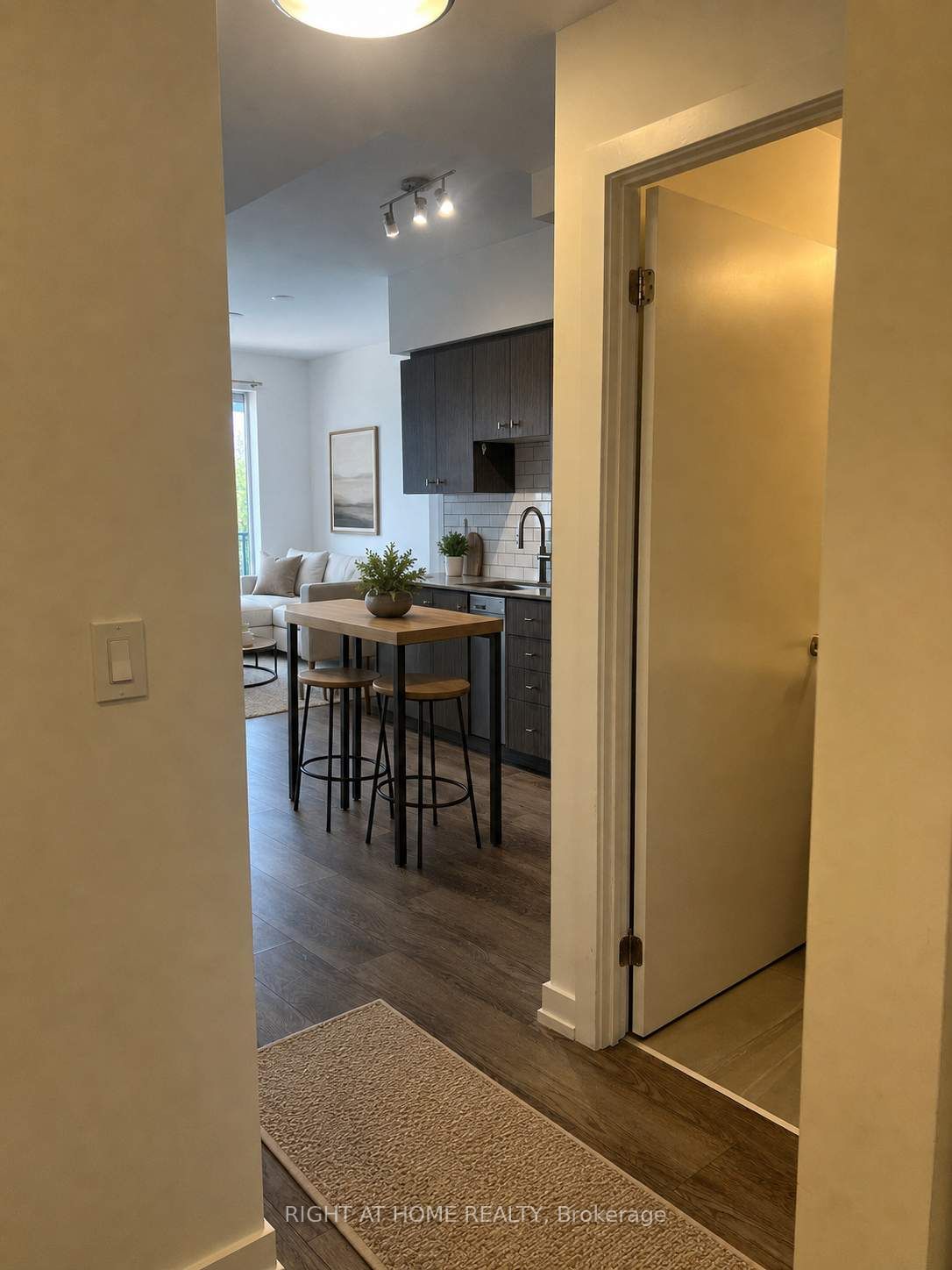 15 Wellington Street S 1804 Property Photo 6