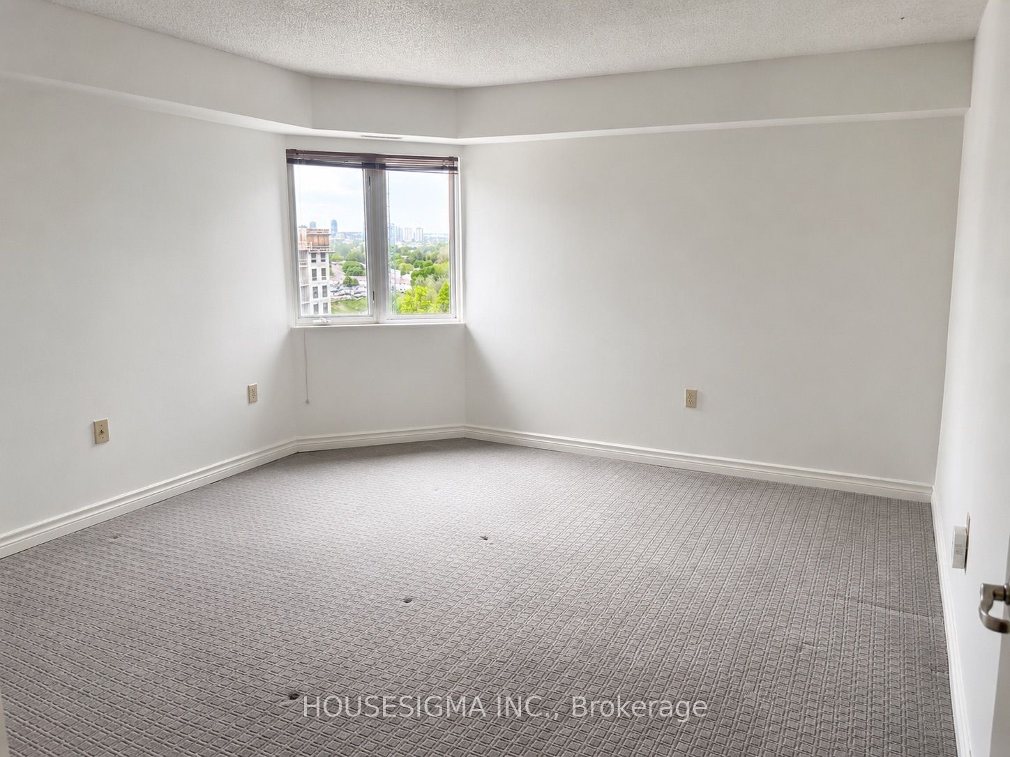 860 Commissioners Road E 1203 Property Photo 7
