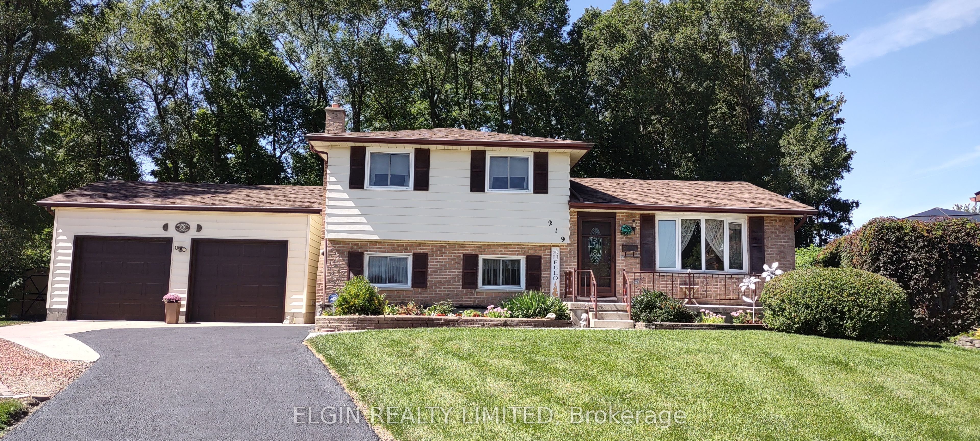 219 Brentwood Crescent Property Photo 1