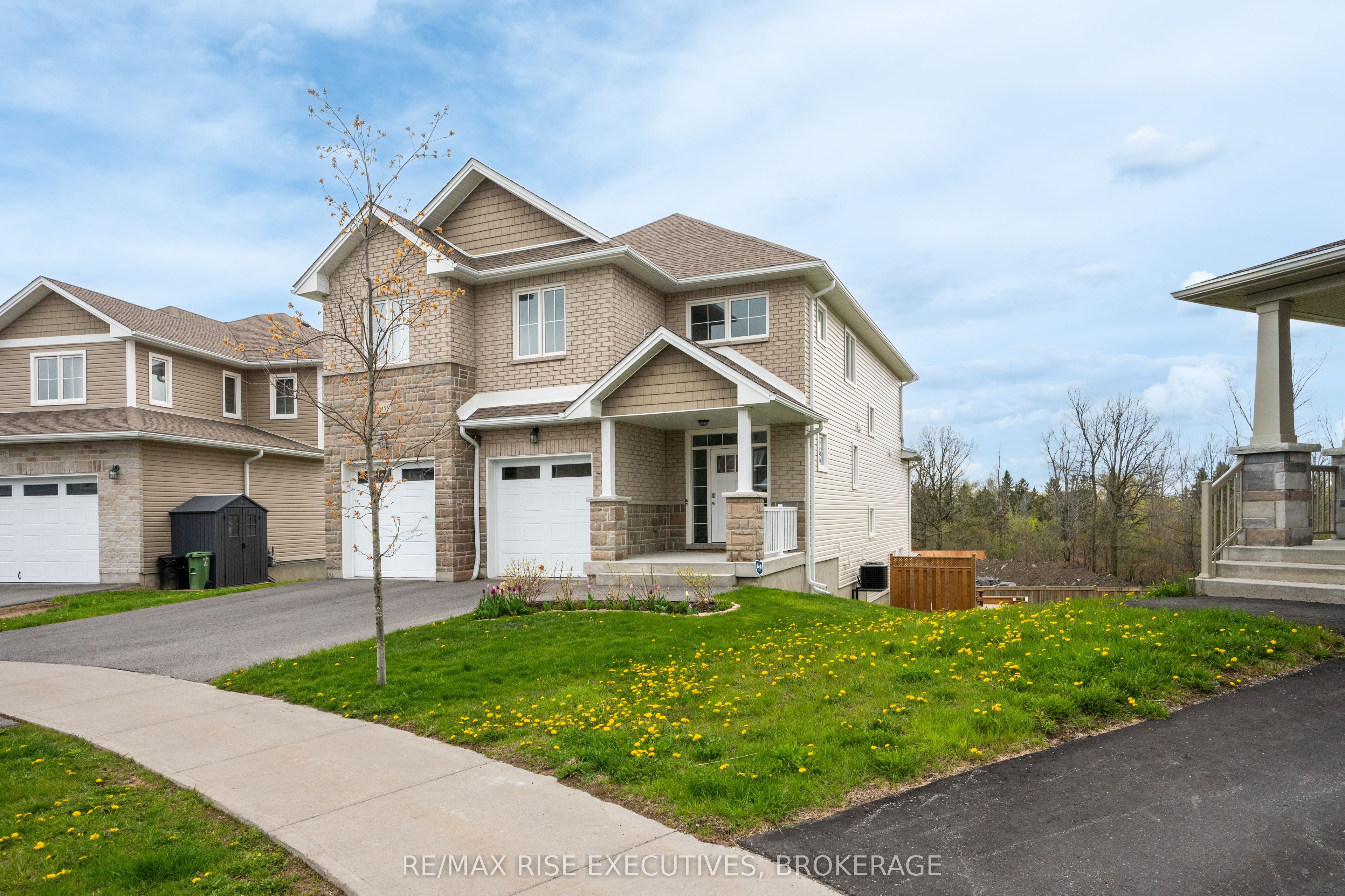 483 Beth Crescent Property Photo 2