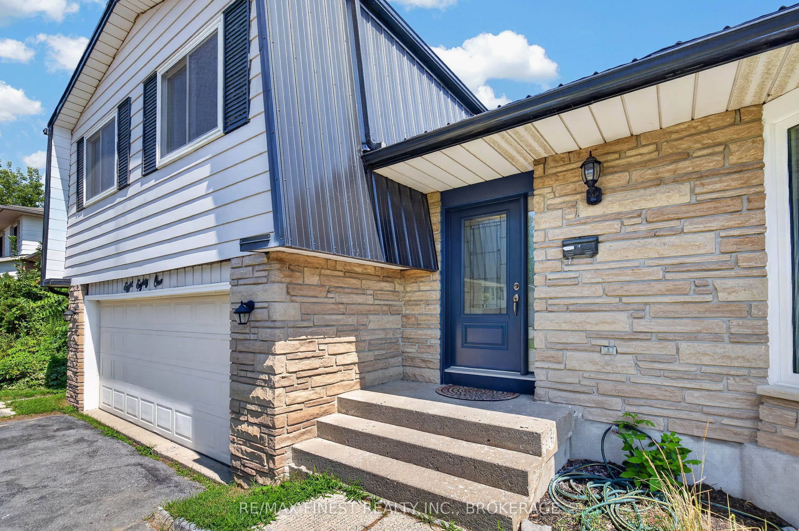 881 Ludgate Crescent Property Photo 3