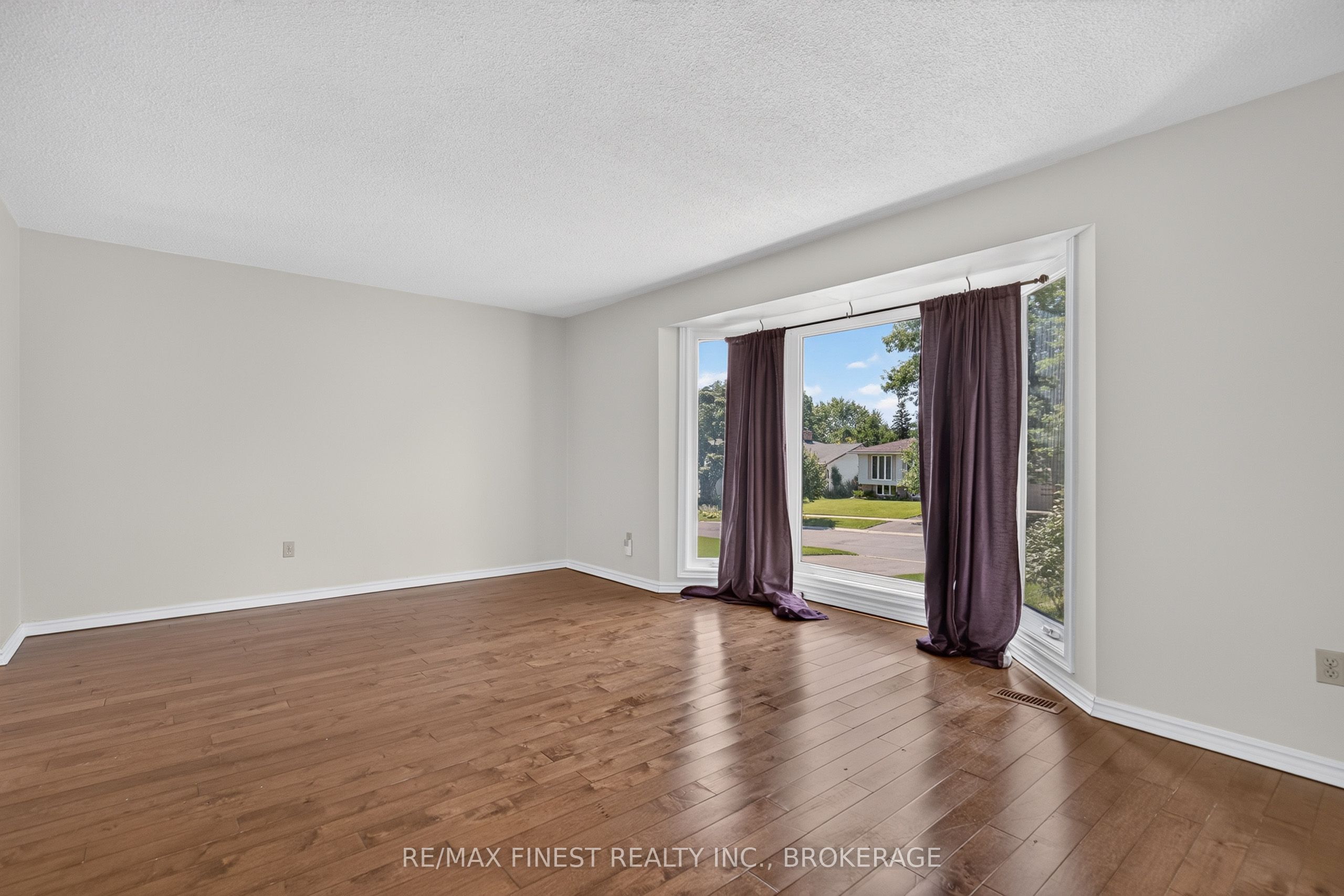 881 Ludgate Crescent Property Photo 6