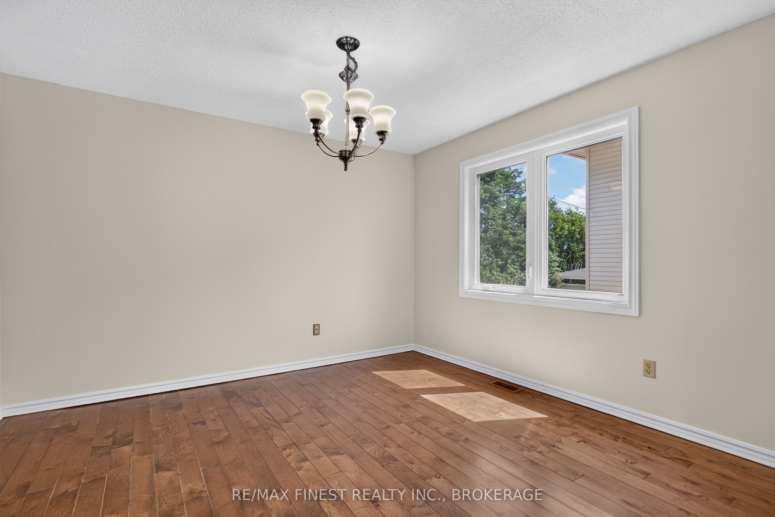 881 Ludgate Crescent Property Photo 9