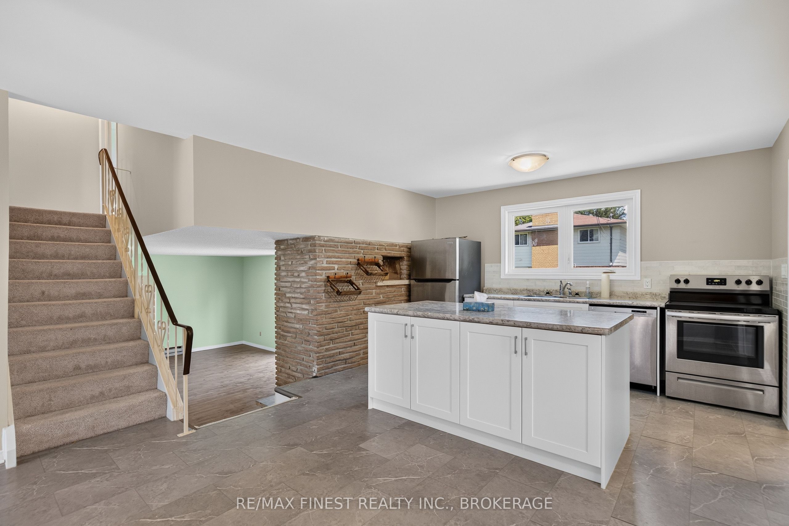 881 Ludgate Crescent Property Photo 12