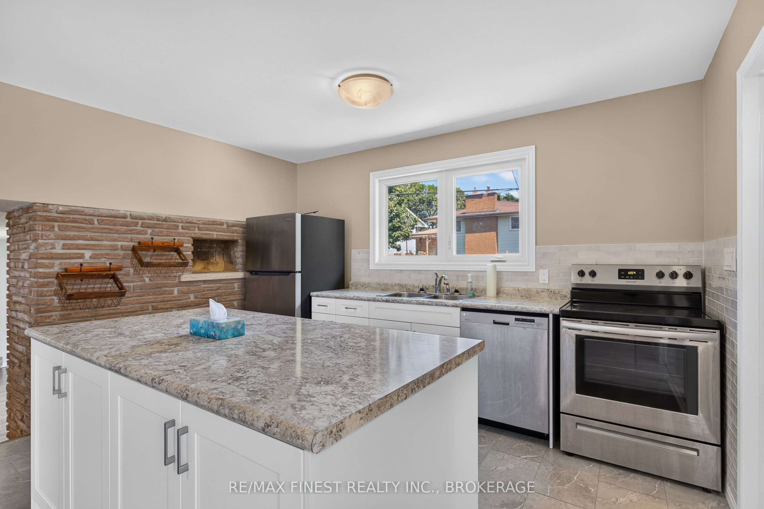 881 Ludgate Crescent Property Photo 13
