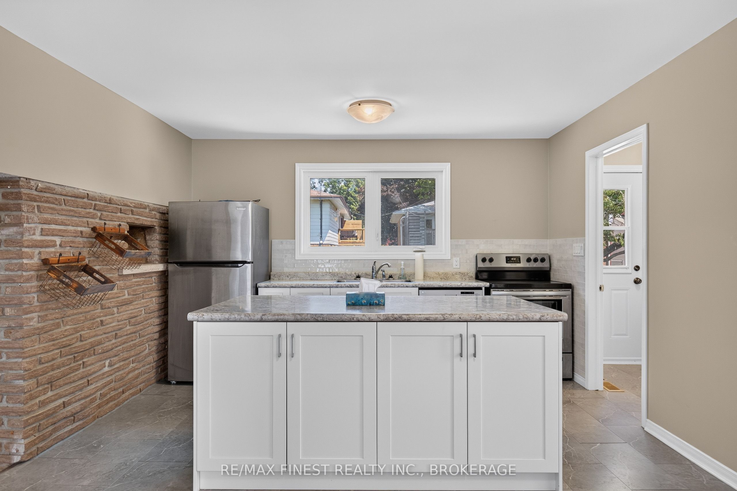 881 Ludgate Crescent Property Photo 20