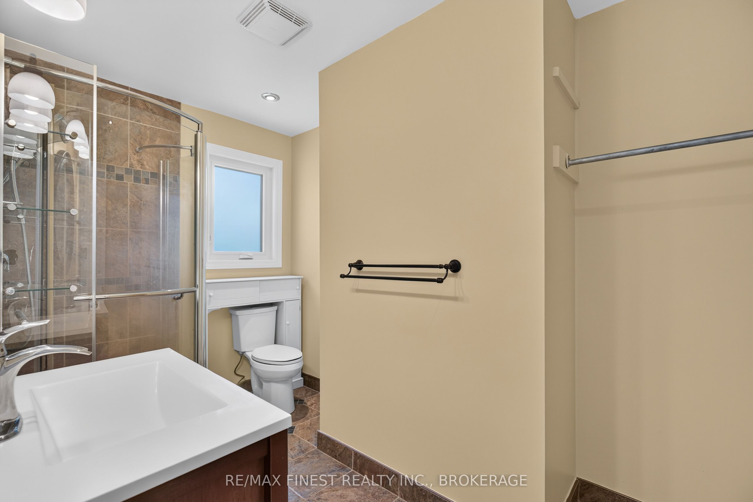 881 Ludgate Crescent Property Photo 29