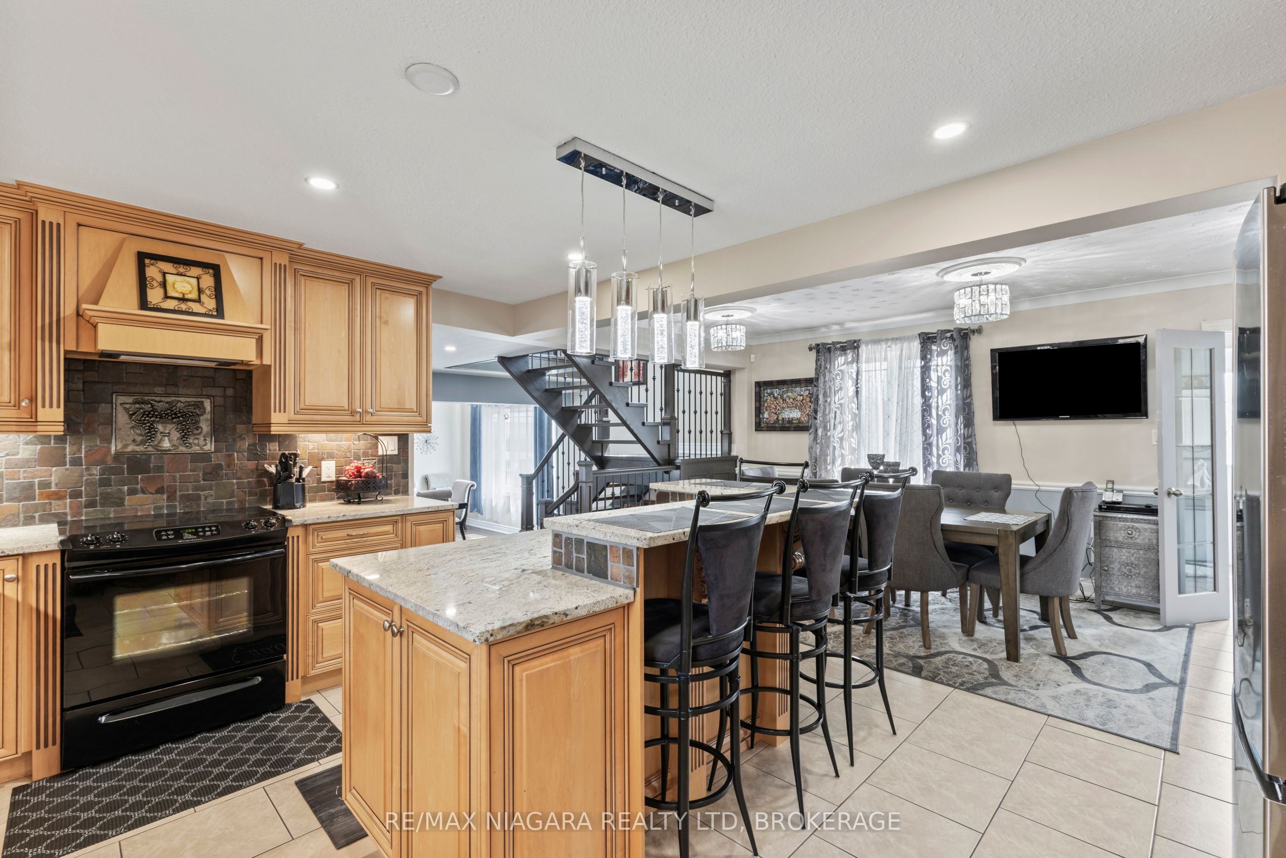 724 Line 3 Road S Property Photo 12