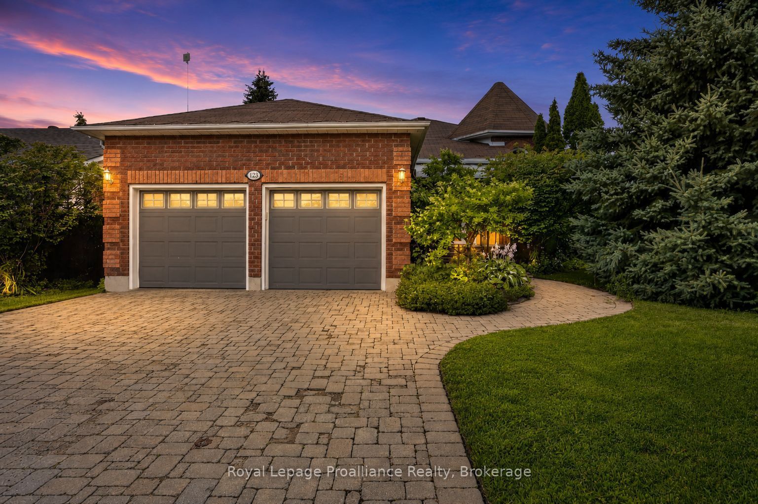 1423 Glenforest Crescent Property Photo 1
